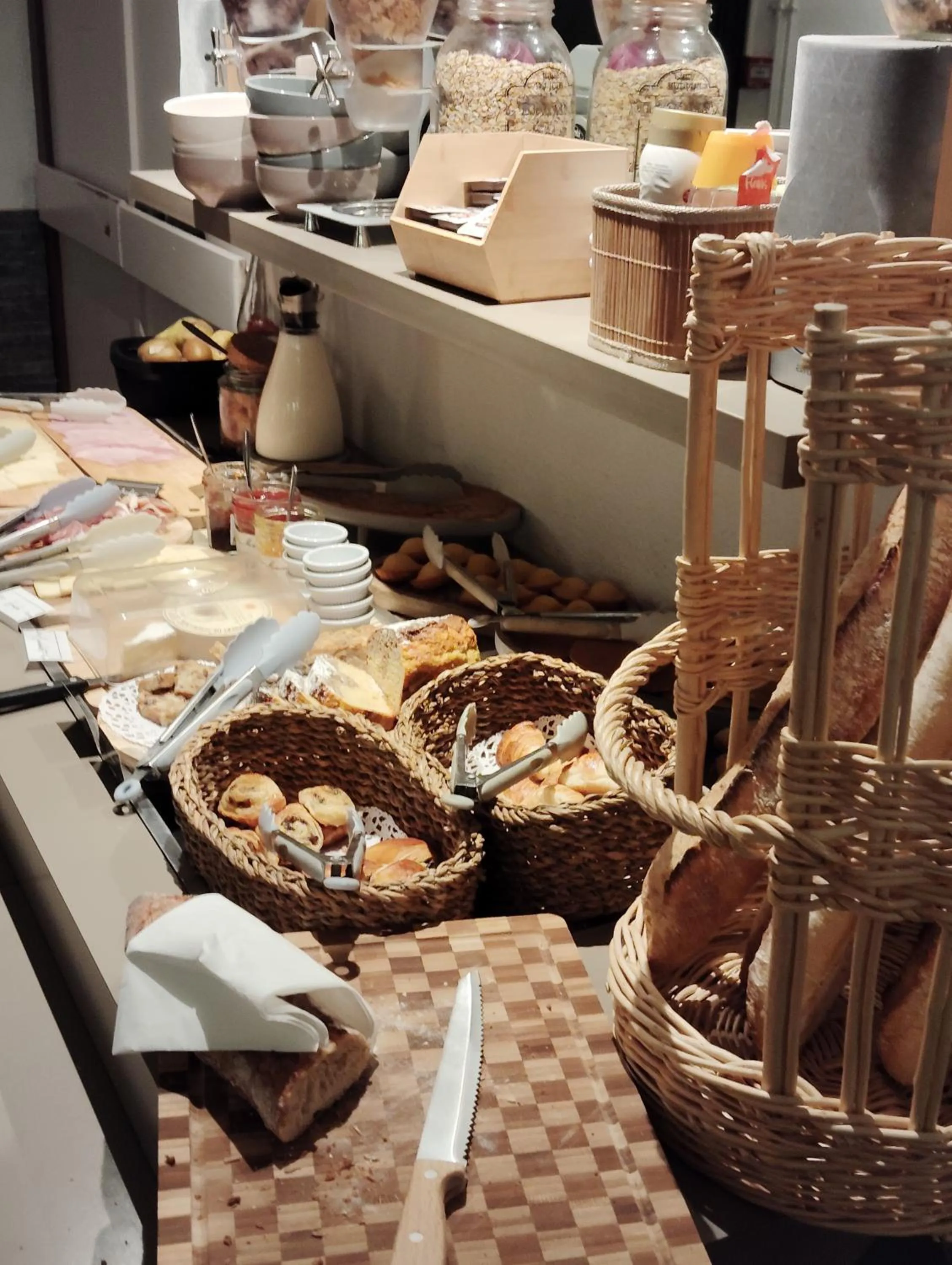 Buffet breakfast in Hôtel Inn Design & Restaurant Langres