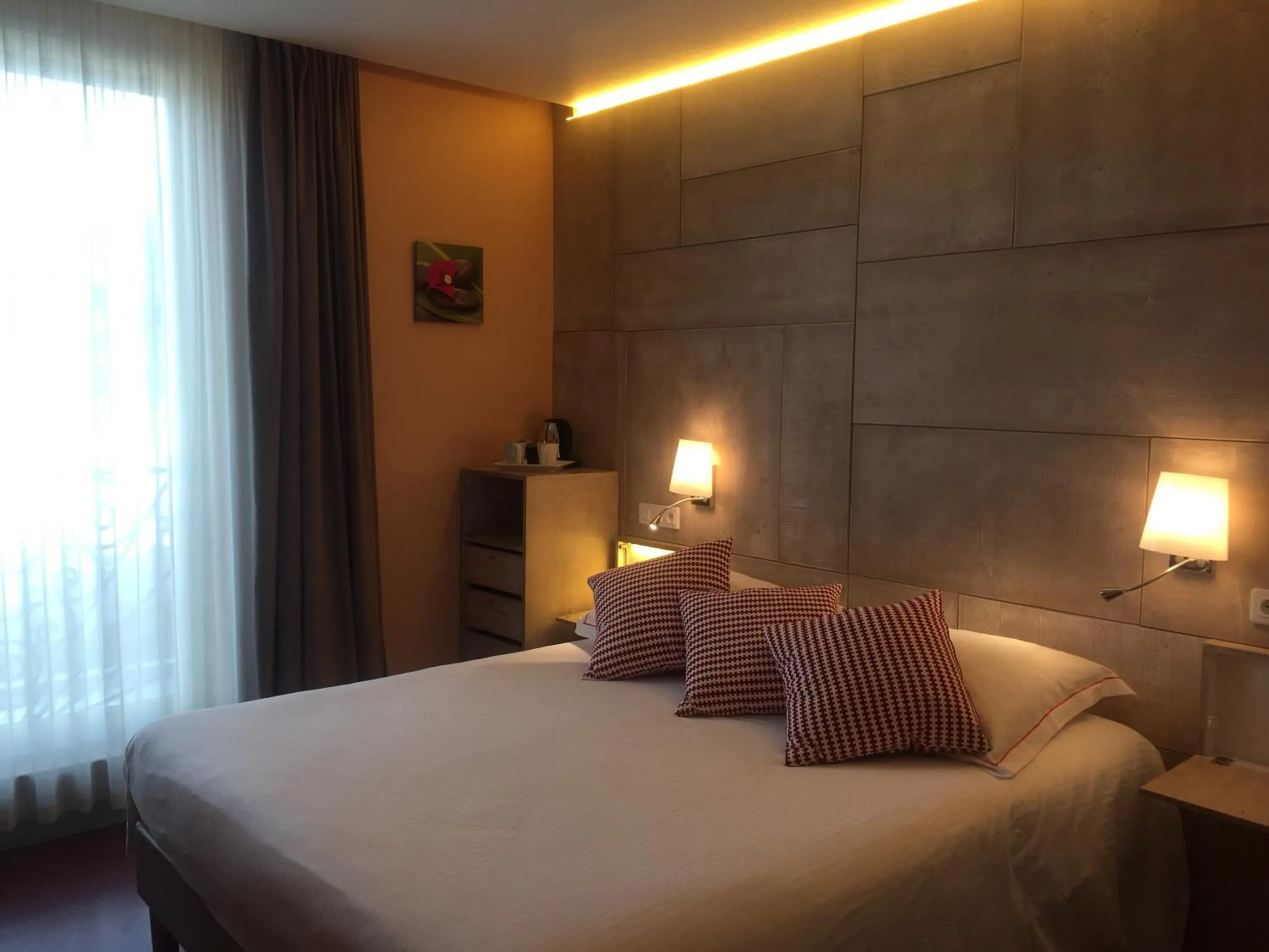 Photo of the whole room, Bed in The Originals Boutique, Hôtel Alizé, Évian-les-Bains