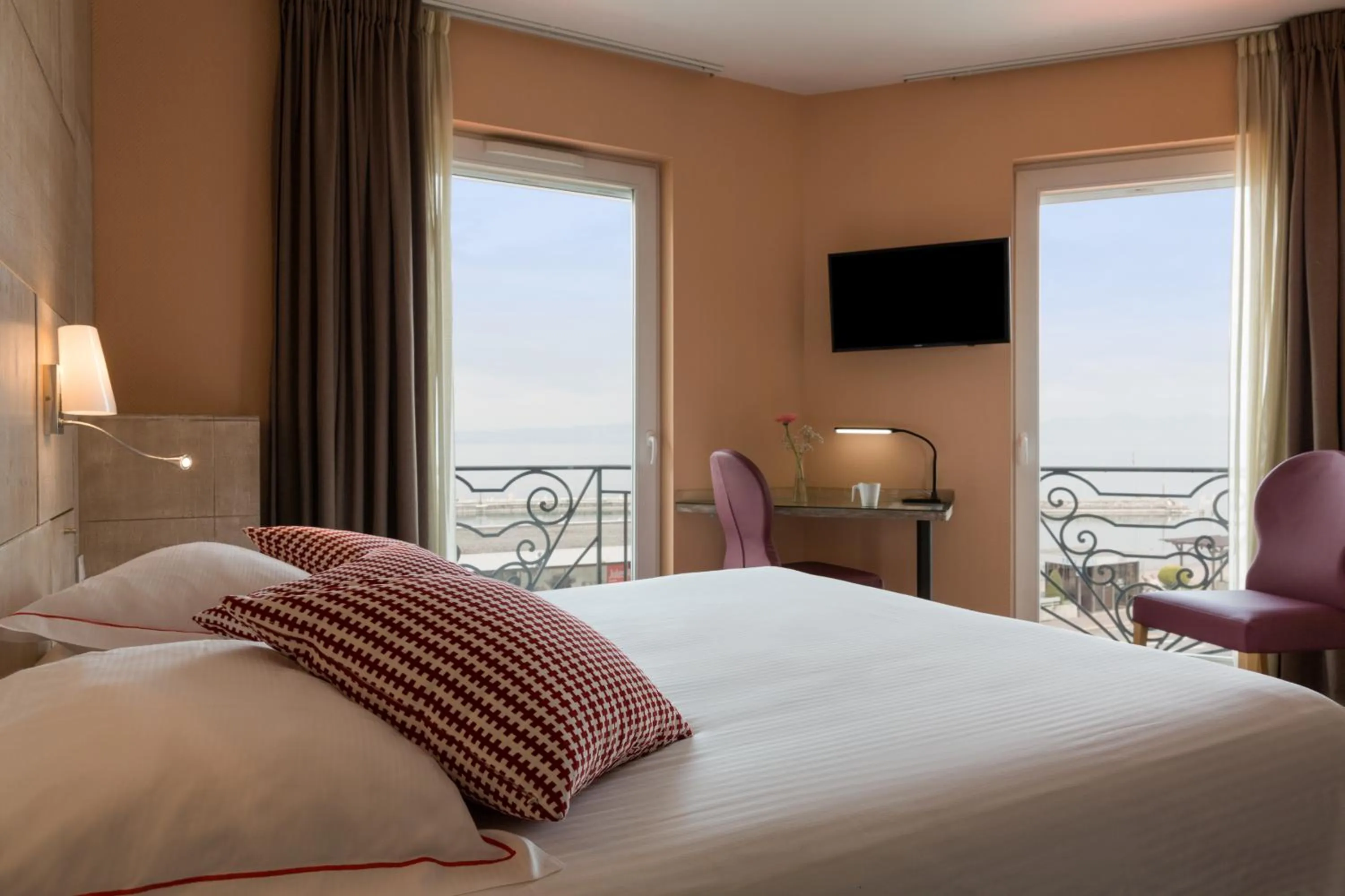 Photo of the whole room, Bed in The Originals Boutique, Hôtel Alizé, Évian-les-Bains