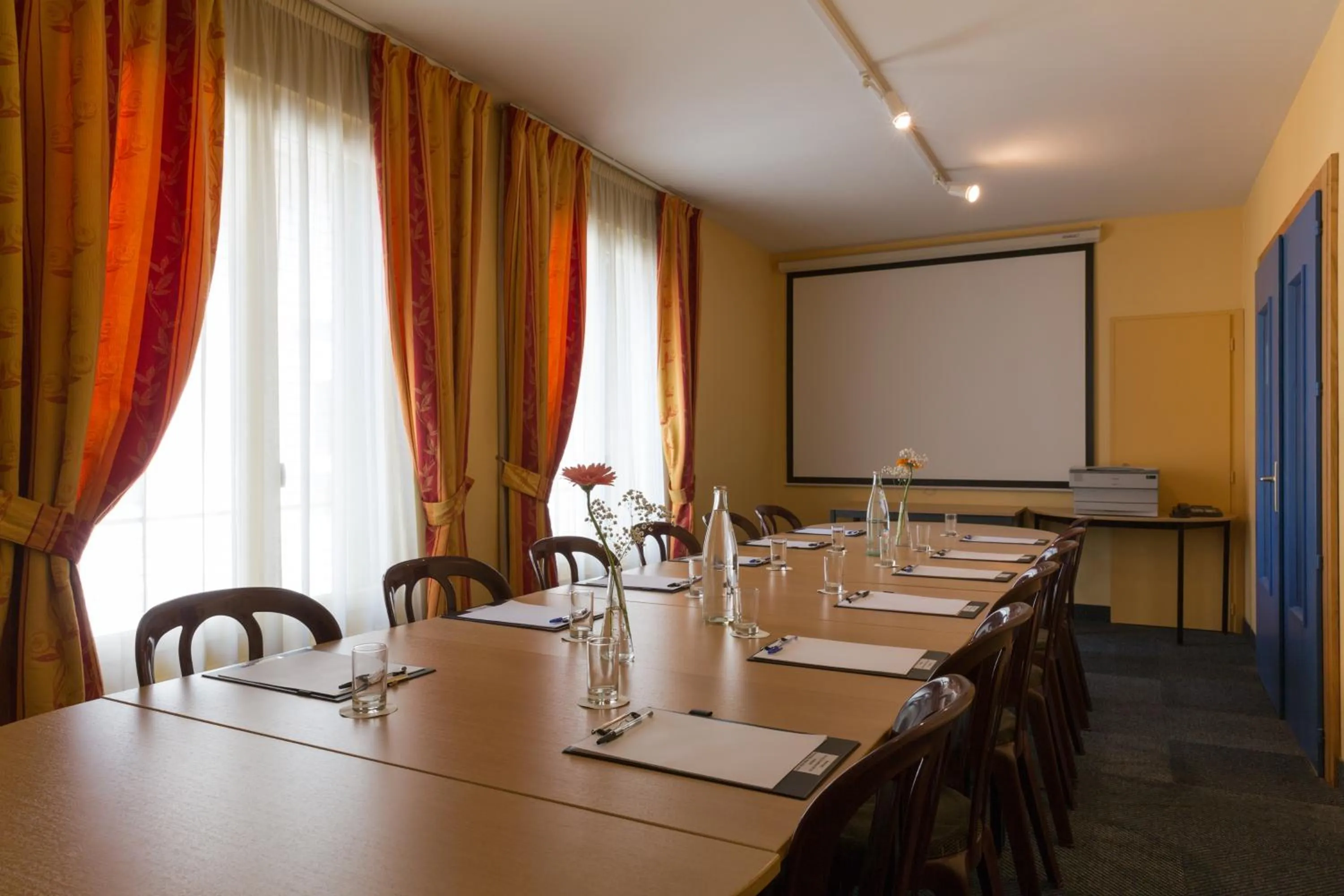 Meeting/conference room in The Originals Boutique, Hôtel Alizé, Évian-les-Bains