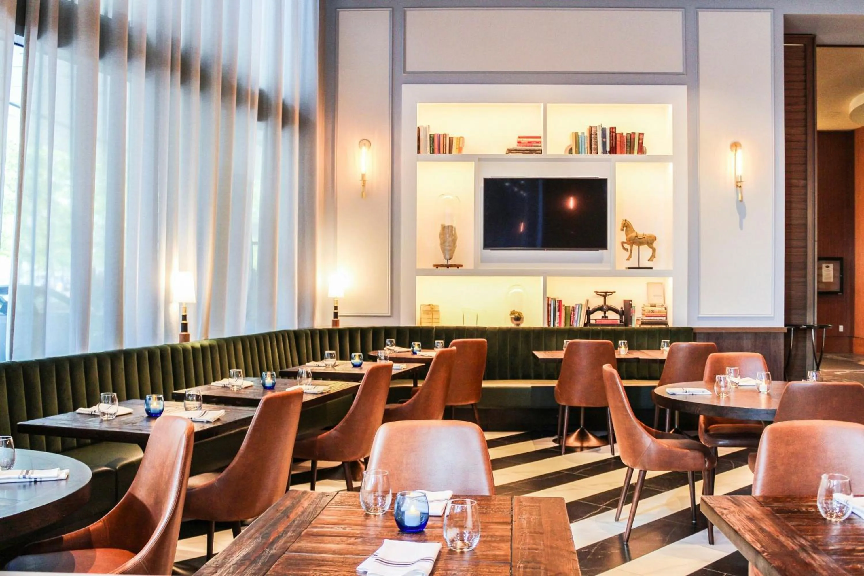 Lounge or bar in Renaissance Boston Seaport District