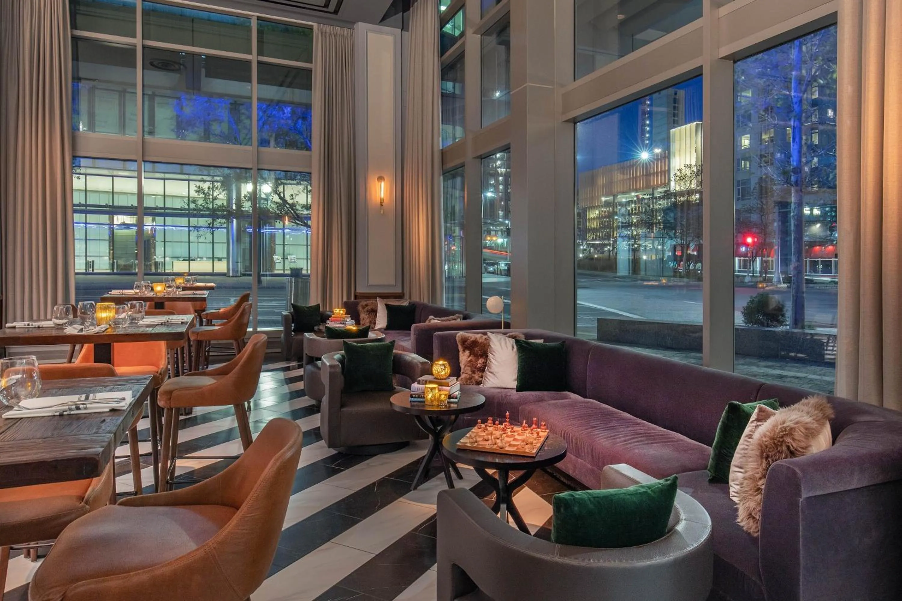 Lounge or bar in Renaissance Boston Seaport District