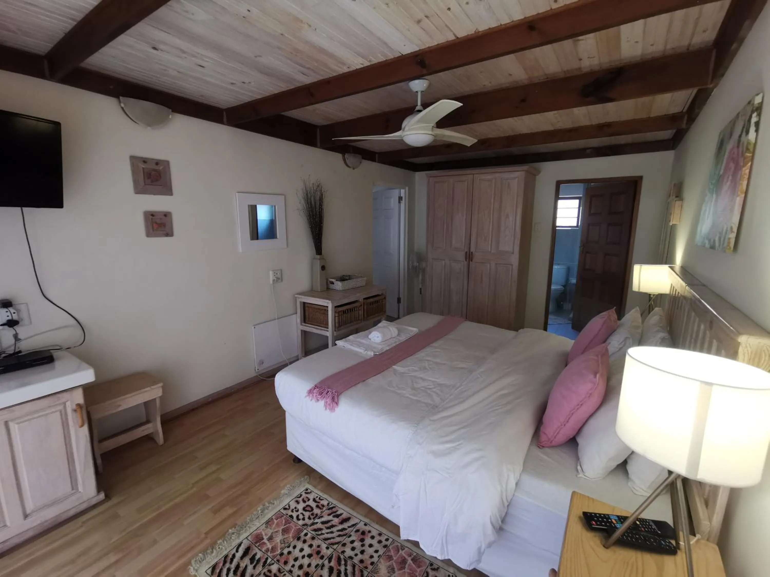 Photo of the whole room, Bed in THE THATCH HIDE