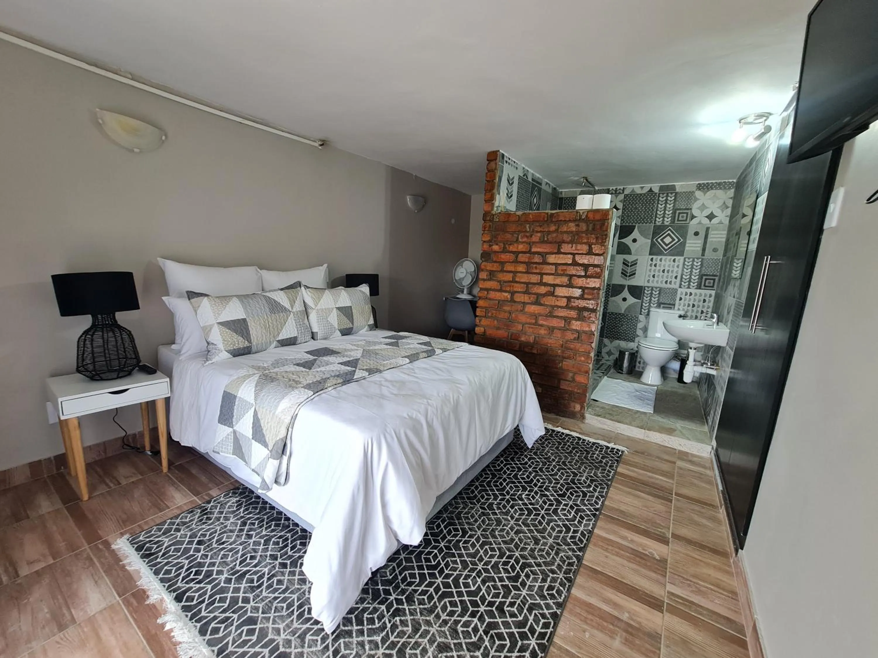 Photo of the whole room, Bed in THE THATCH HIDE