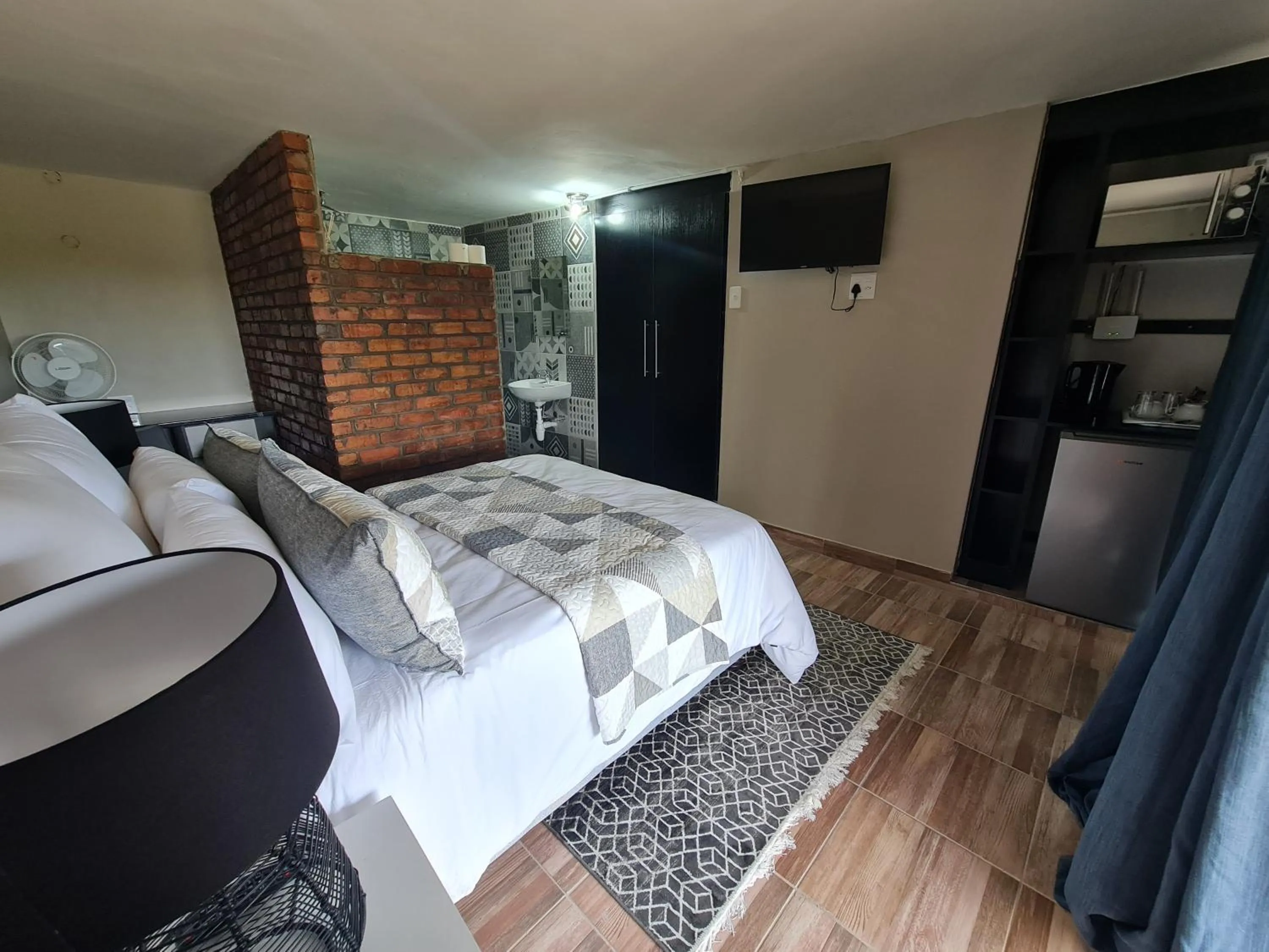 Photo of the whole room, Bed in THE THATCH HIDE