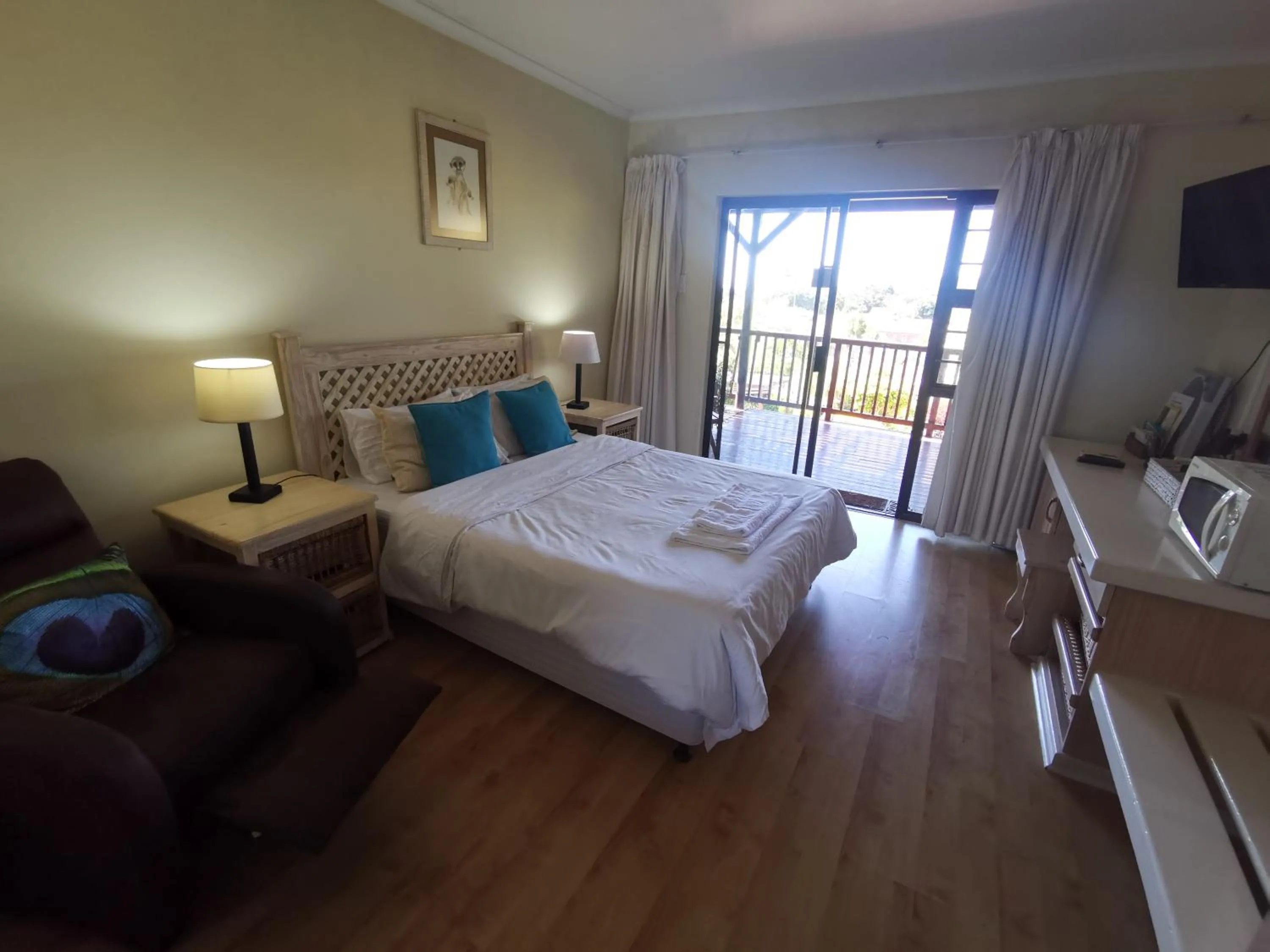 Photo of the whole room, Bed in THE THATCH HIDE