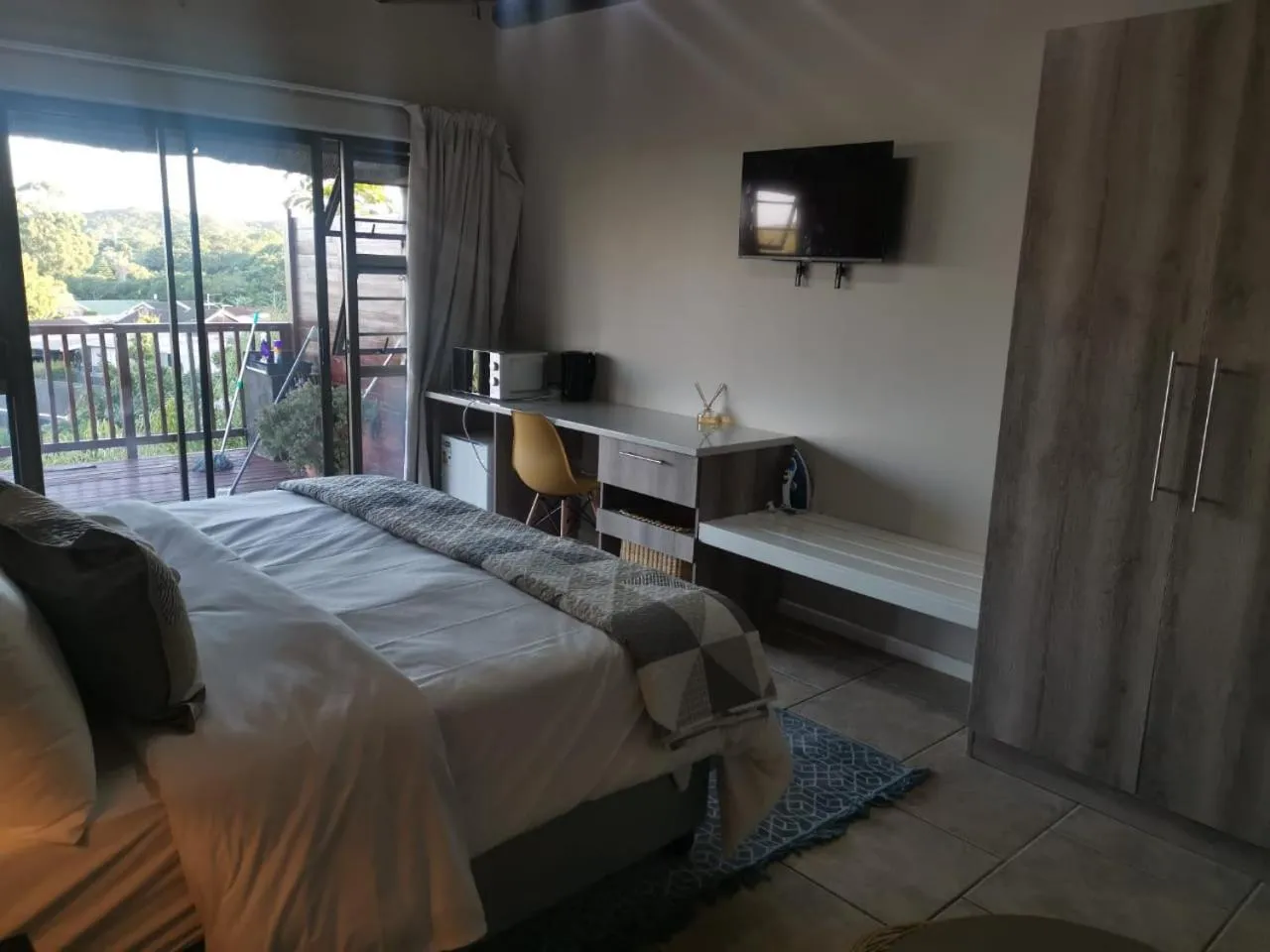 Photo of the whole room, Bed in THE THATCH HIDE