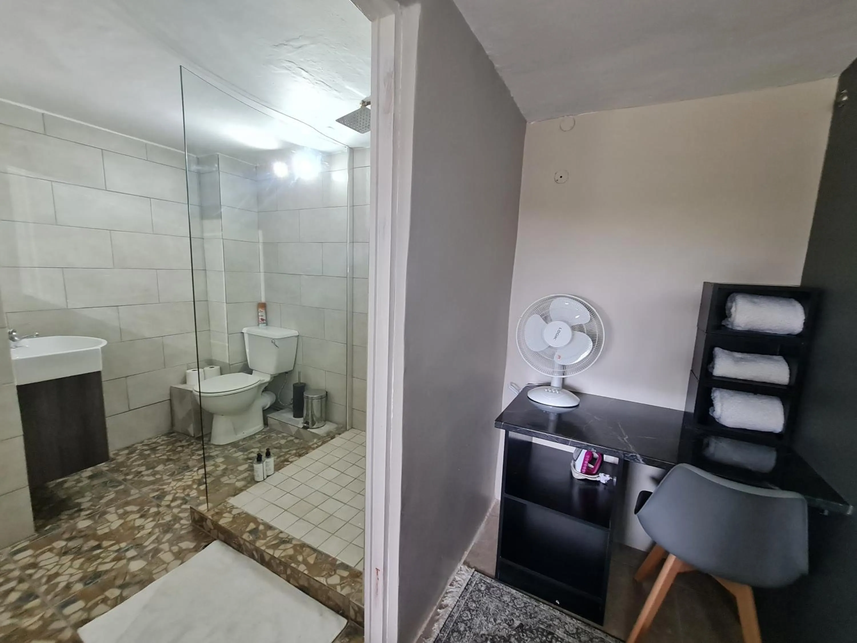 Bathroom in THE THATCH HIDE