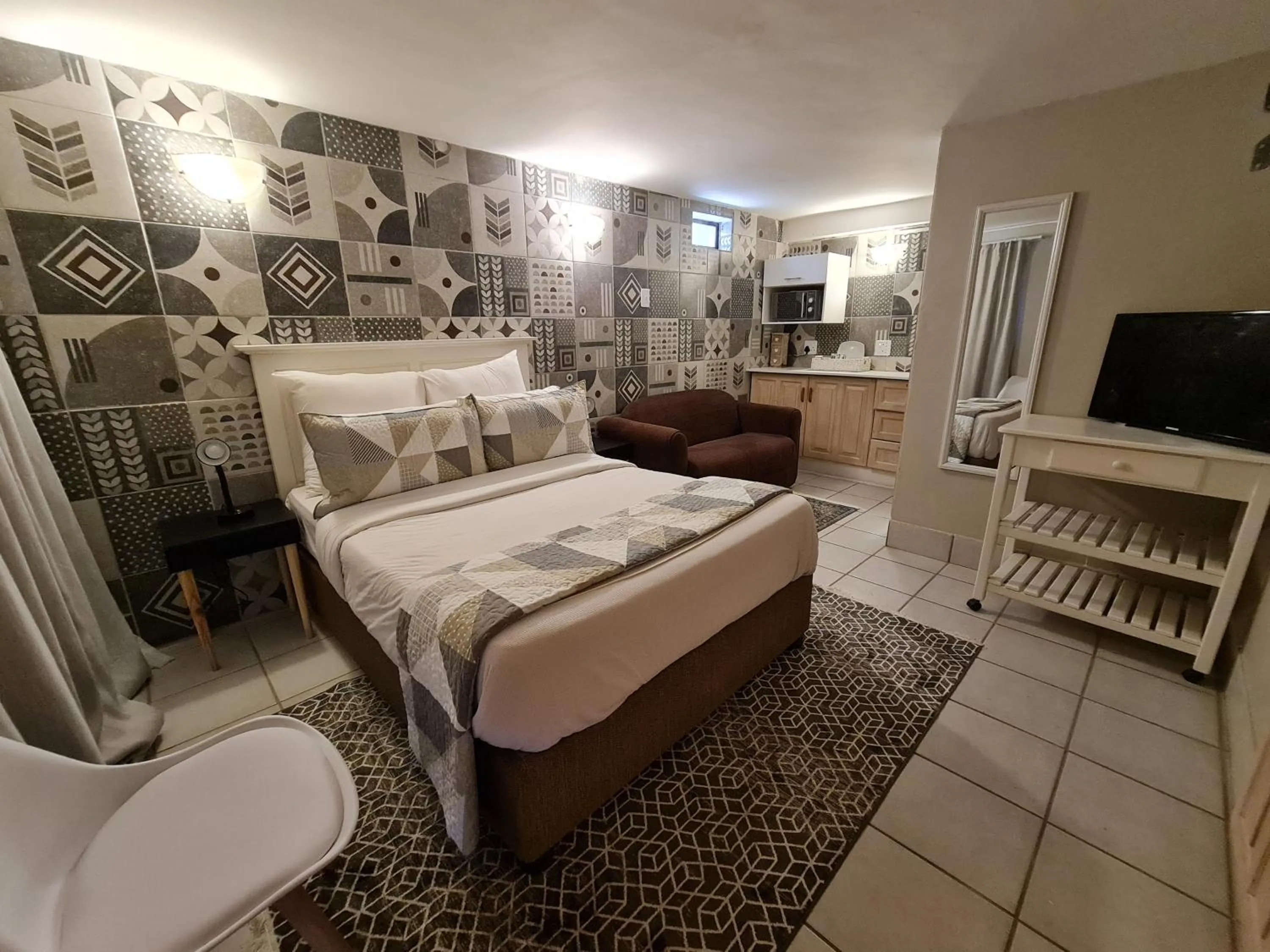 Photo of the whole room, Bed in THE THATCH HIDE