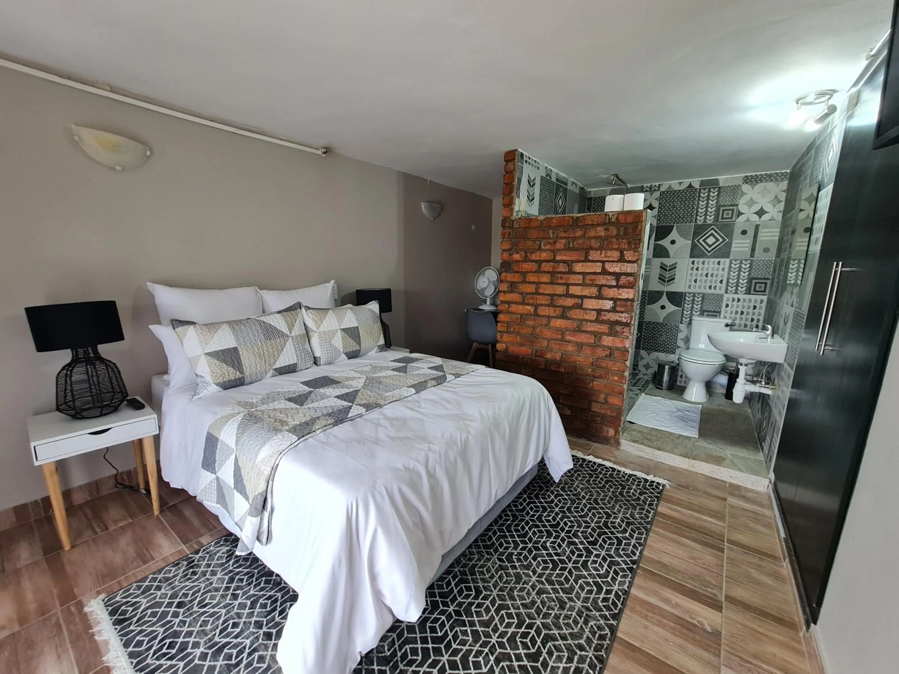 Photo of the whole room, Bed in THE THATCH HIDE