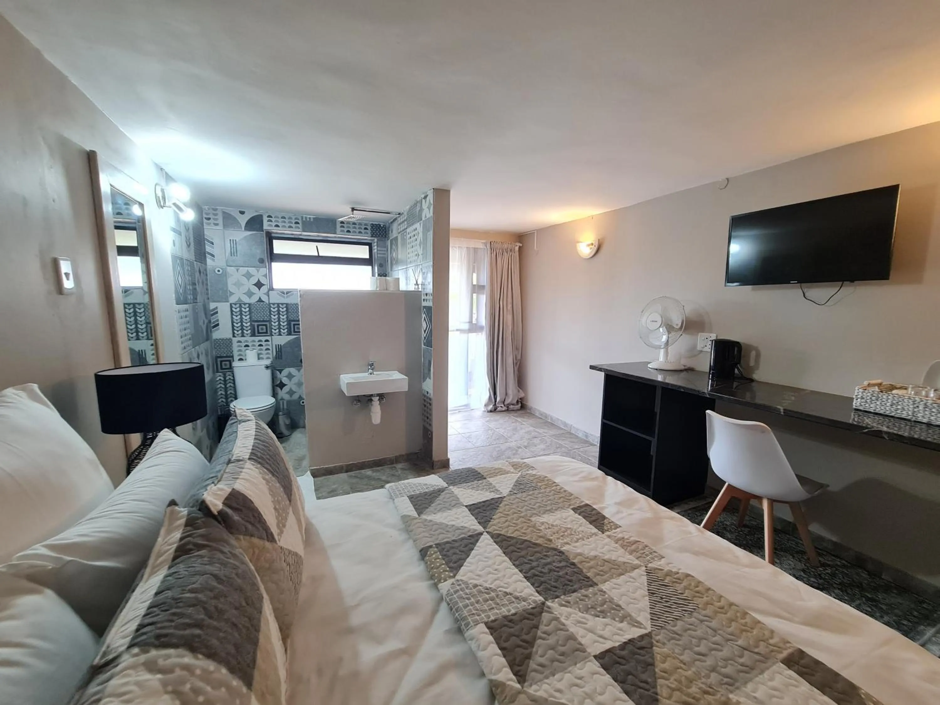 Photo of the whole room in THE THATCH HIDE