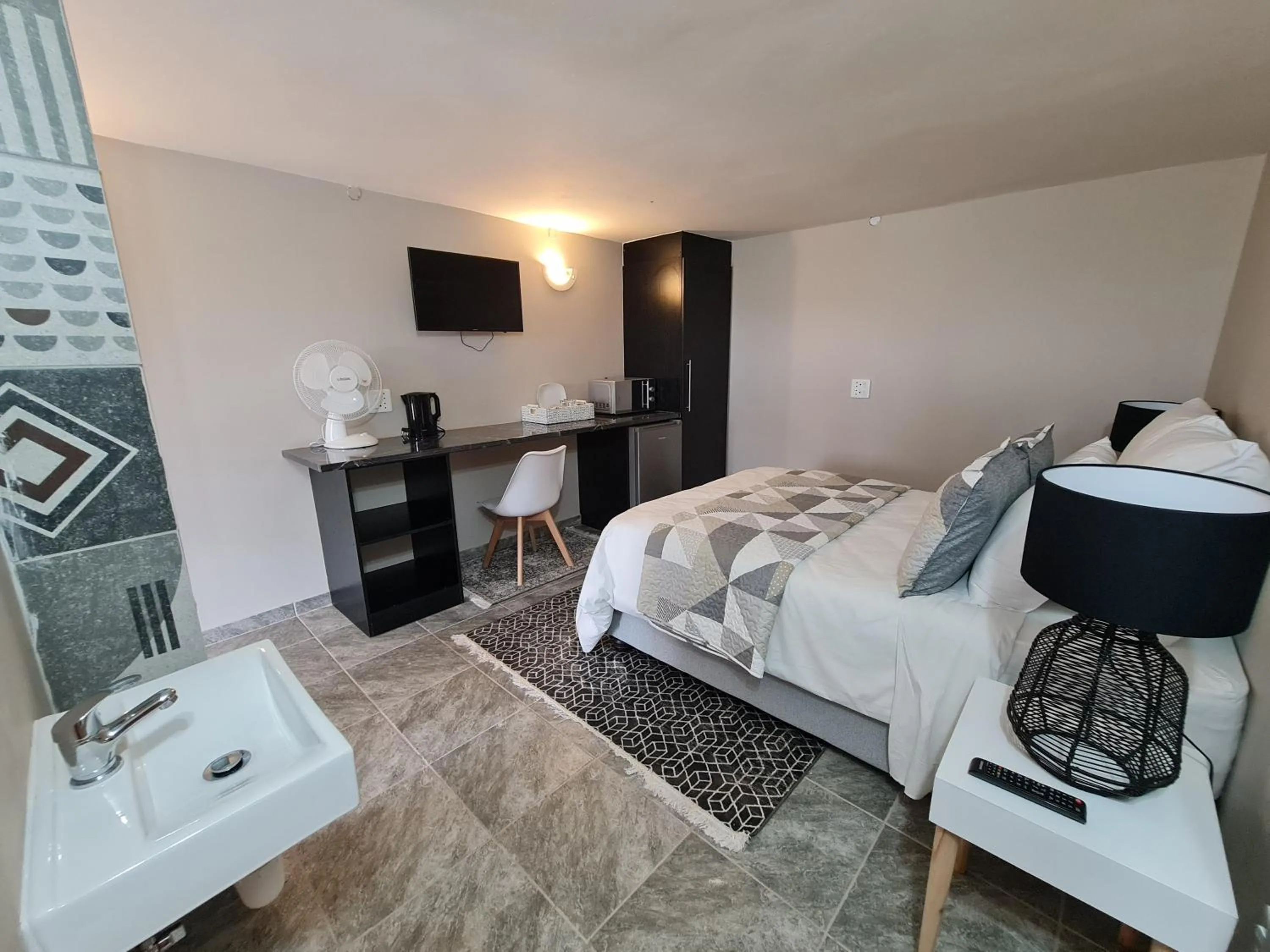 Photo of the whole room, Bed in THE THATCH HIDE