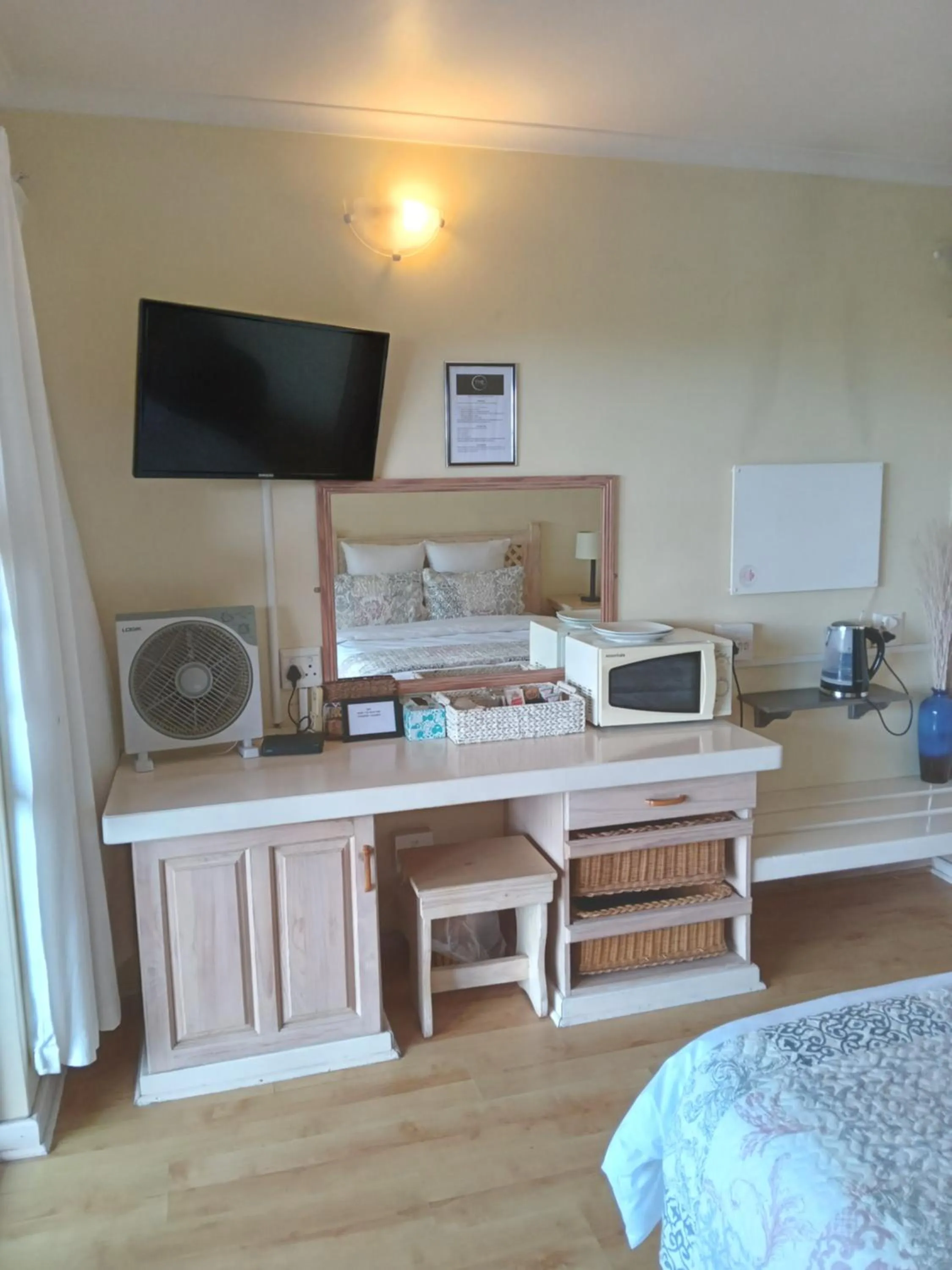 TV and multimedia in THE THATCH HIDE