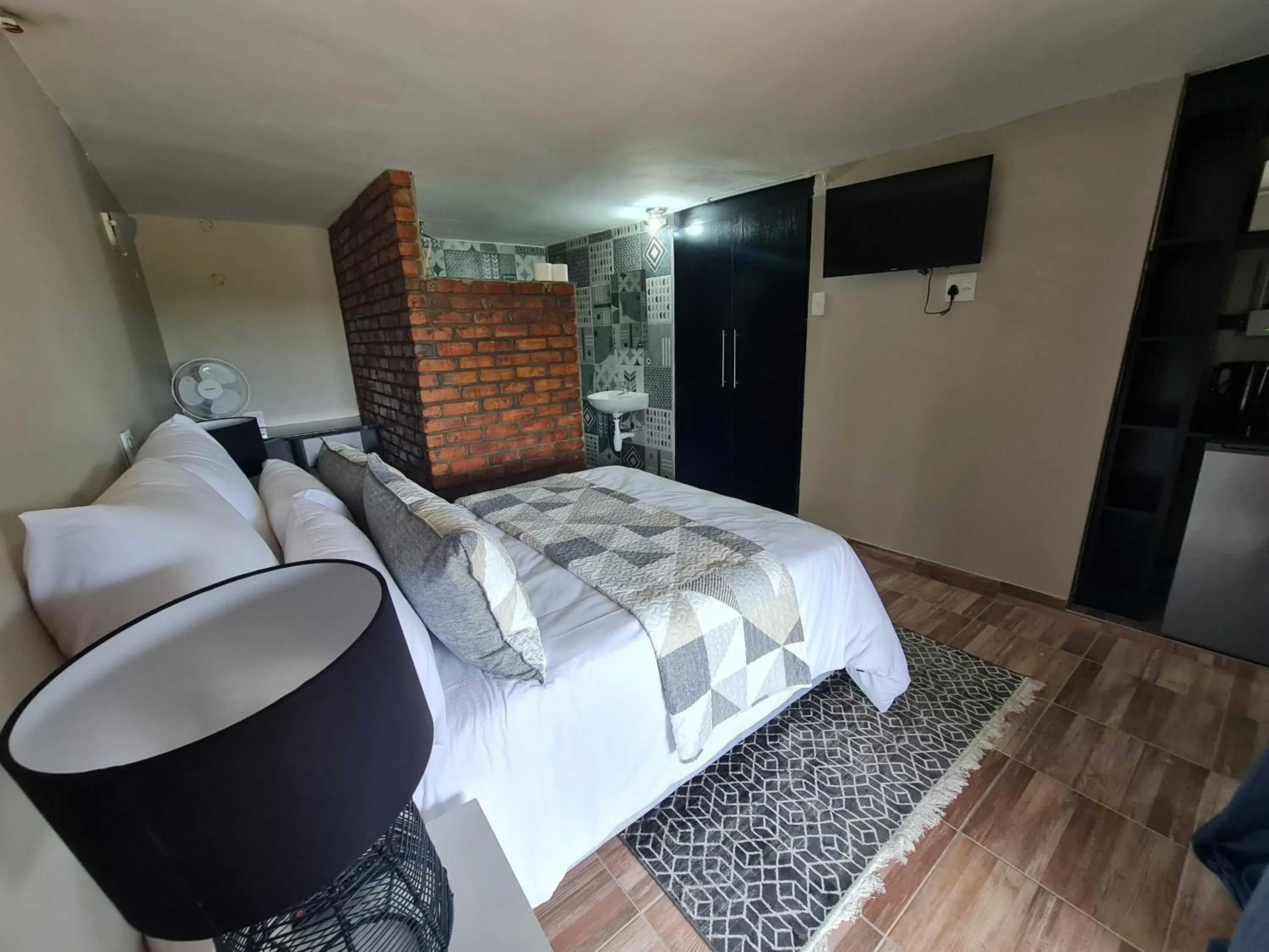 Deluxe Double Room with Shower in THE THATCH HIDE Deluxe Double Room with Shower in THE THATCH HIDE