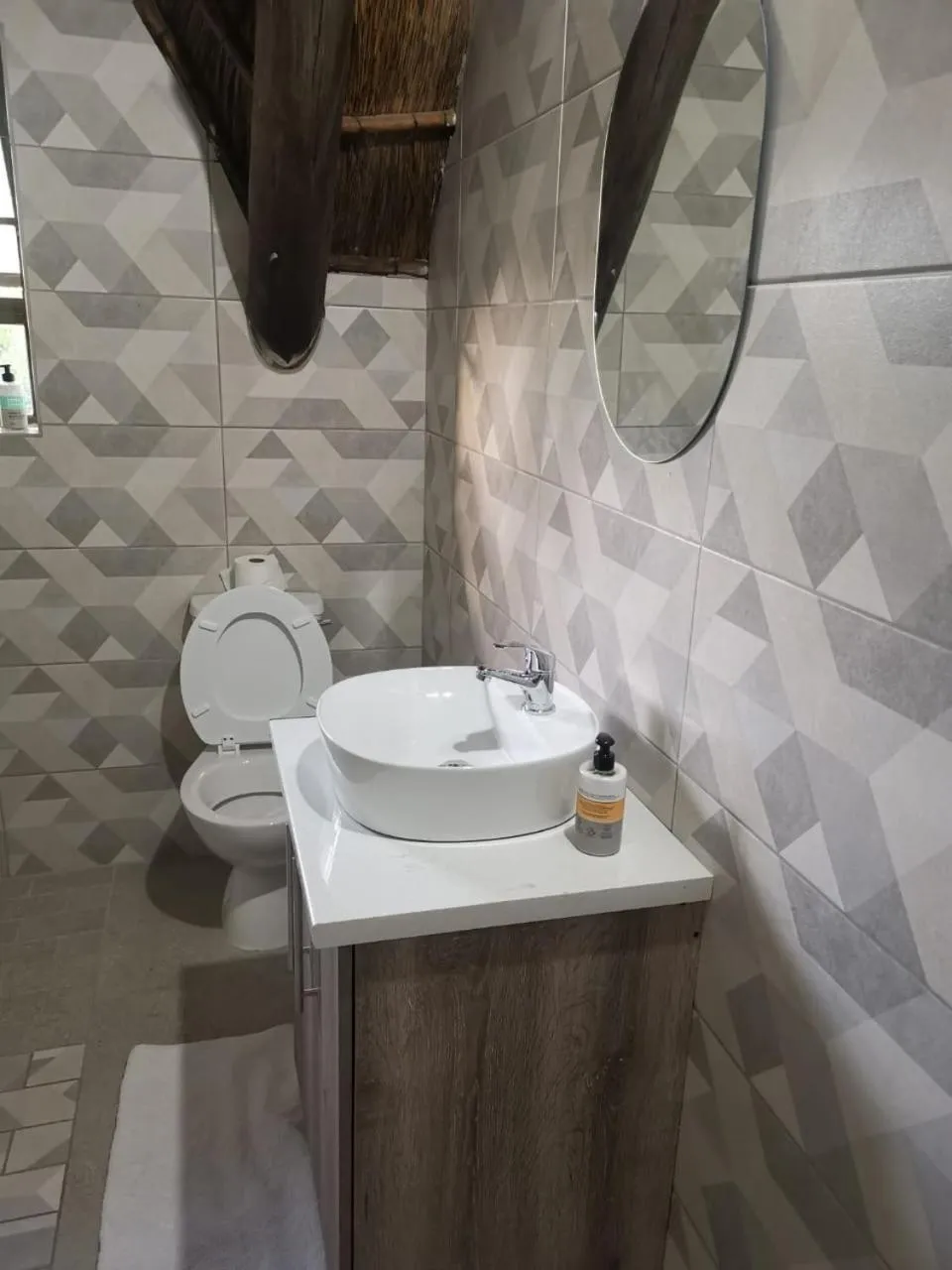 Bathroom in THE THATCH HIDE