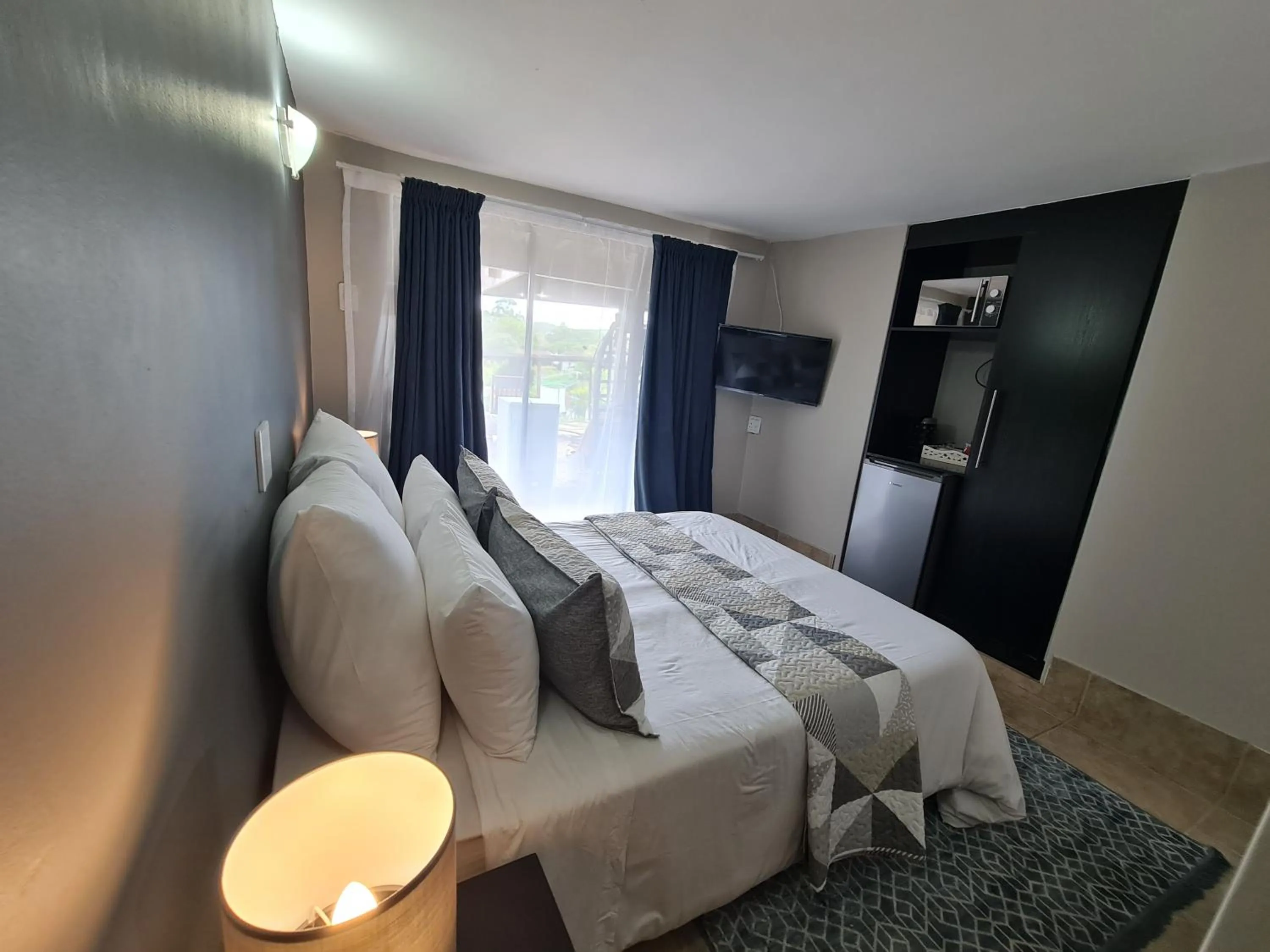 Photo of the whole room, Bed in THE THATCH HIDE