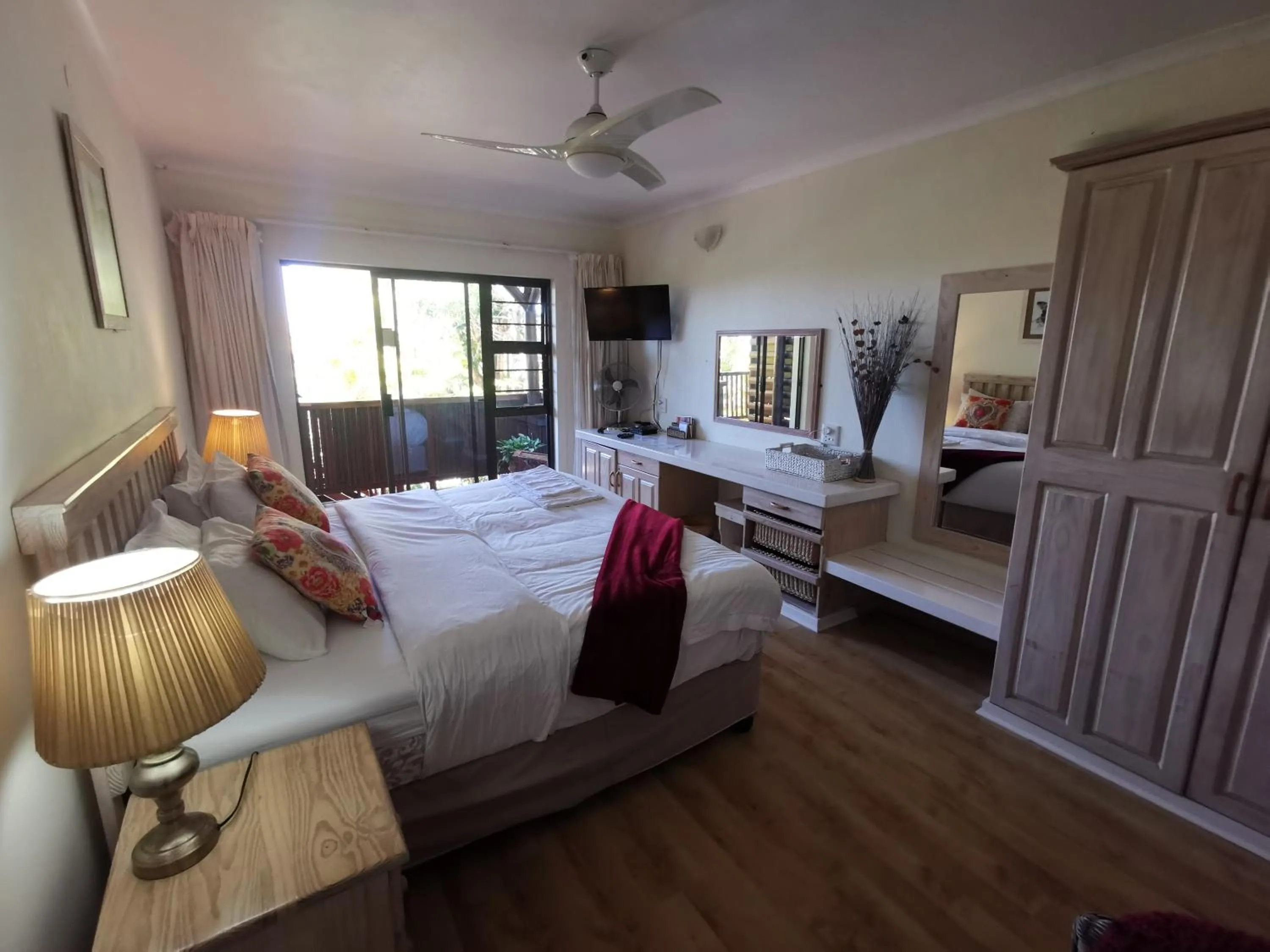 Photo of the whole room, Bed in THE THATCH HIDE