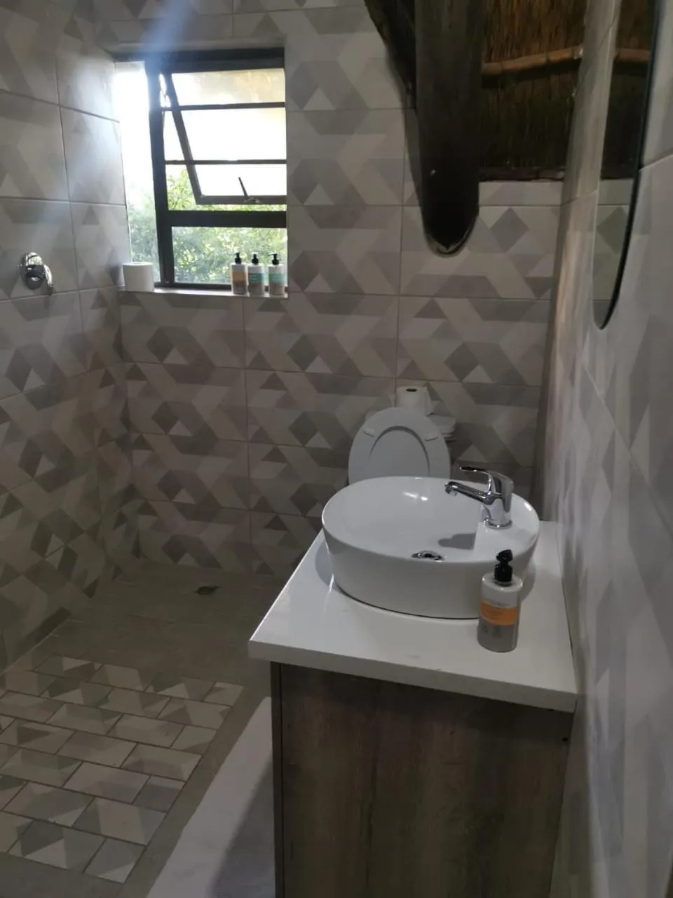 Bathroom in THE THATCH HIDE