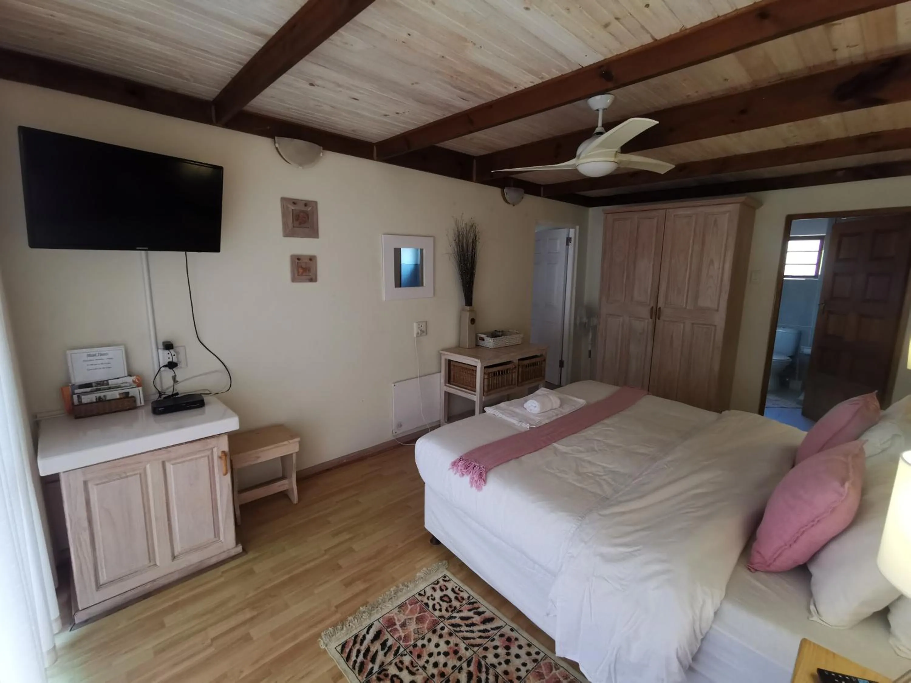 Photo of the whole room, Bed in THE THATCH HIDE