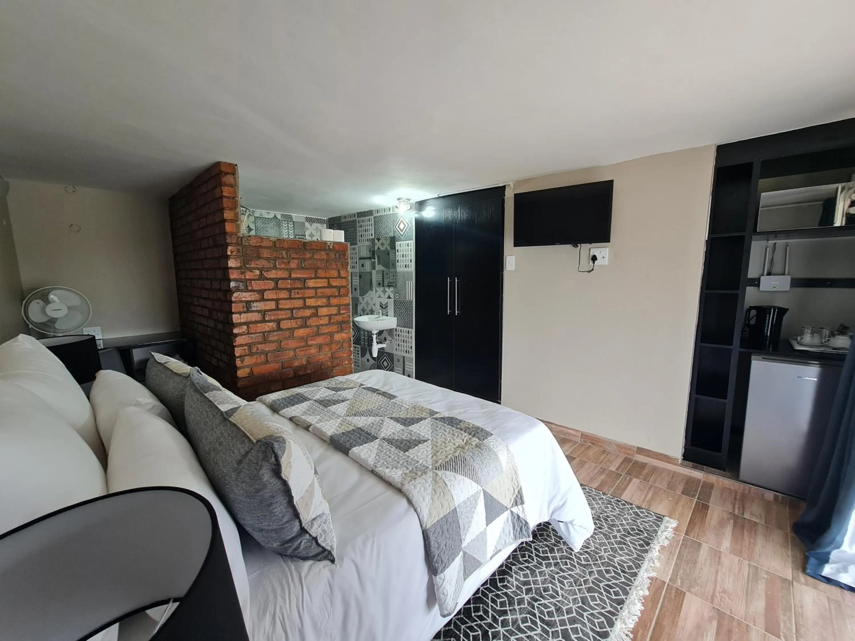 Photo of the whole room, Bed in THE THATCH HIDE