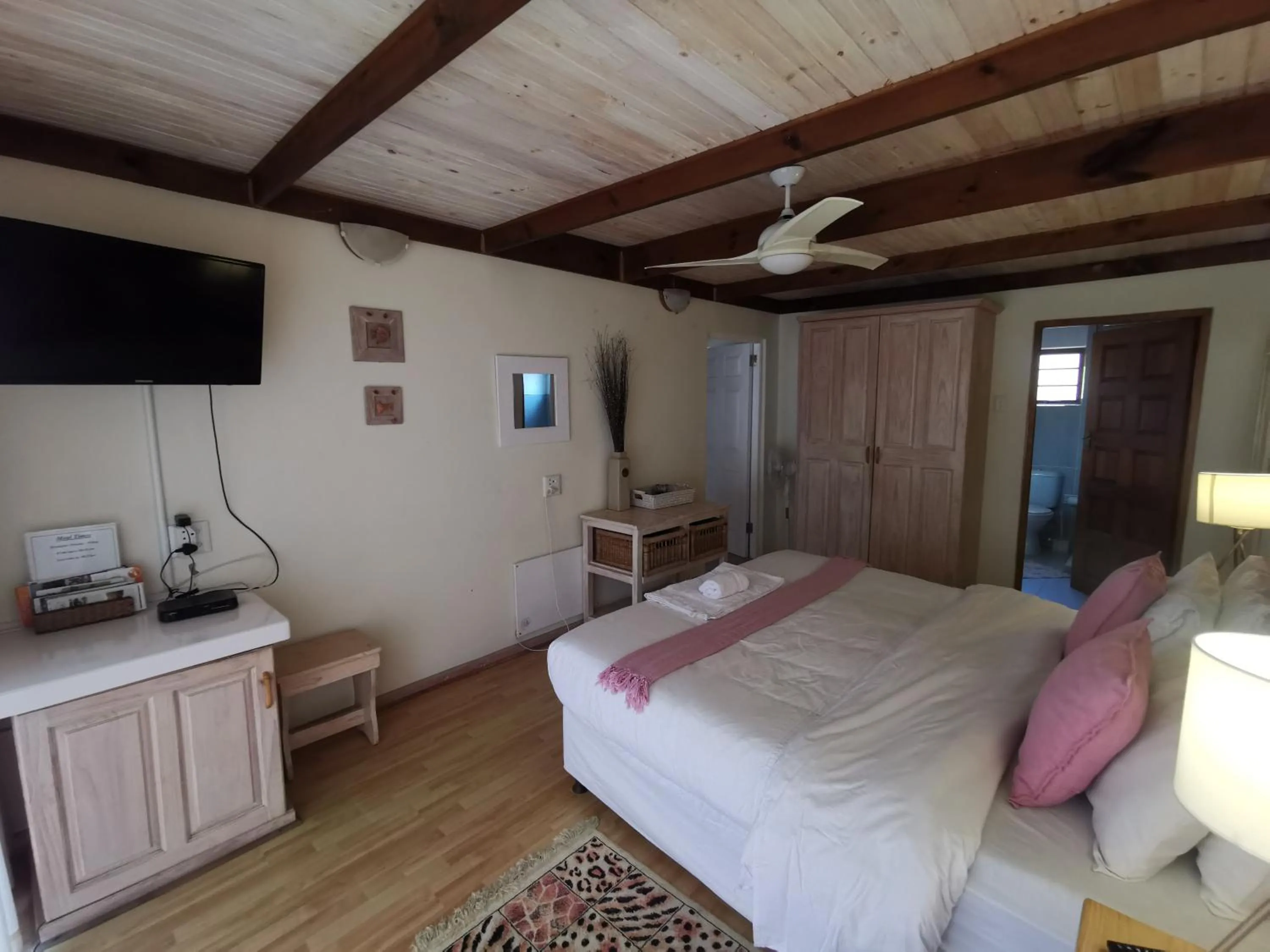Photo of the whole room, Bed in THE THATCH HIDE