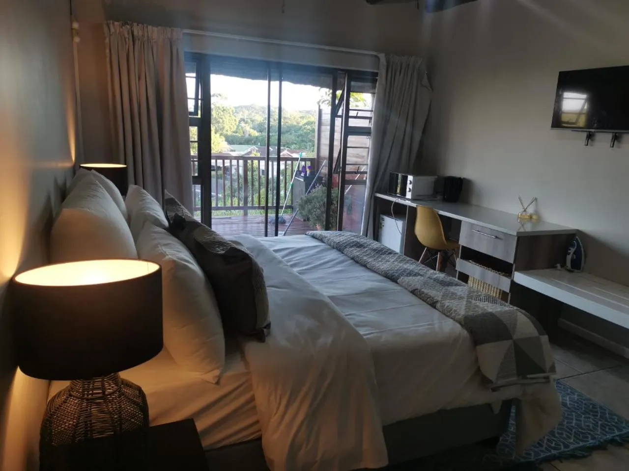 Photo of the whole room, Bed in THE THATCH HIDE