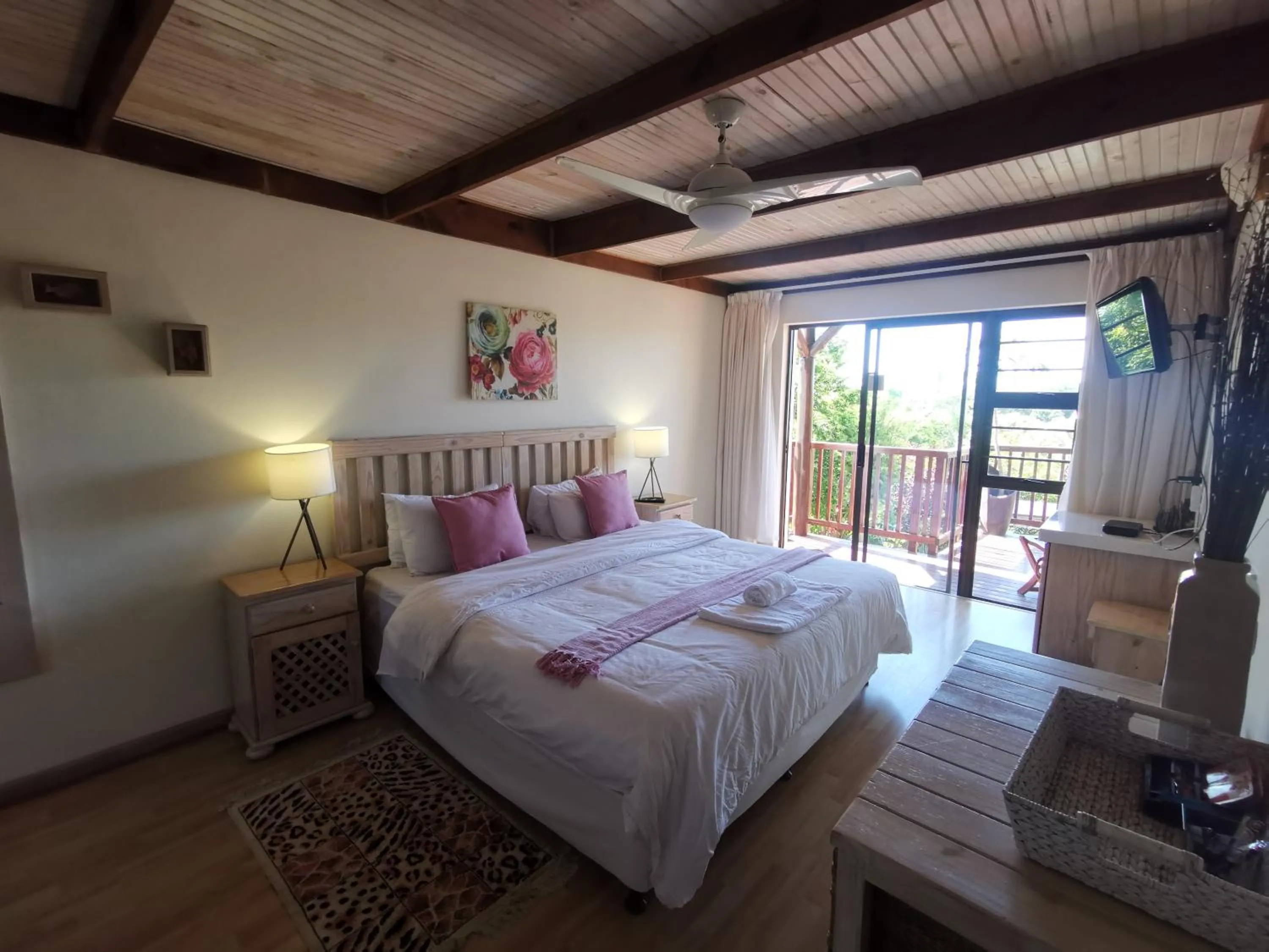 Photo of the whole room, Bed in THE THATCH HIDE