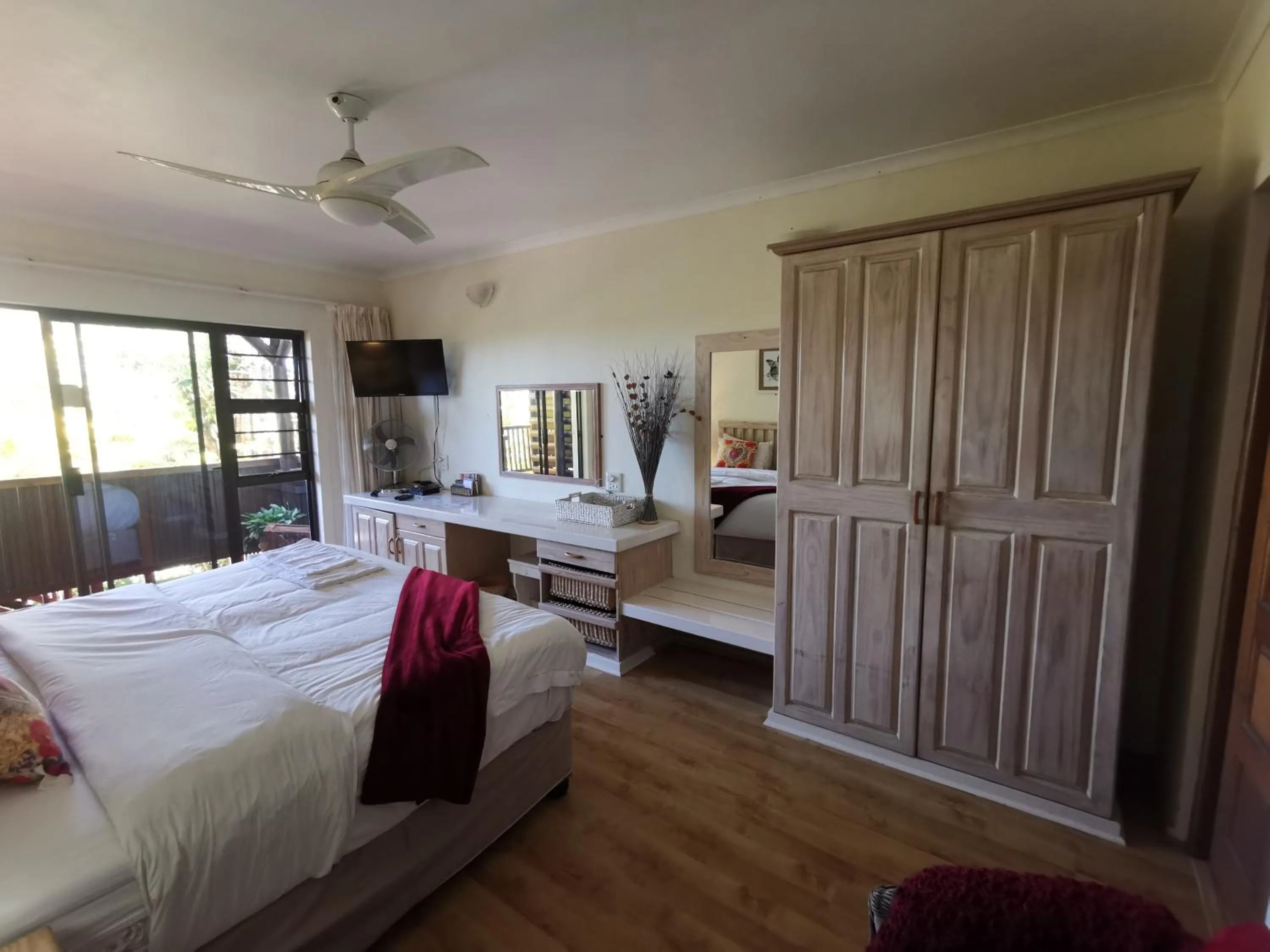 Photo of the whole room, Bed in THE THATCH HIDE