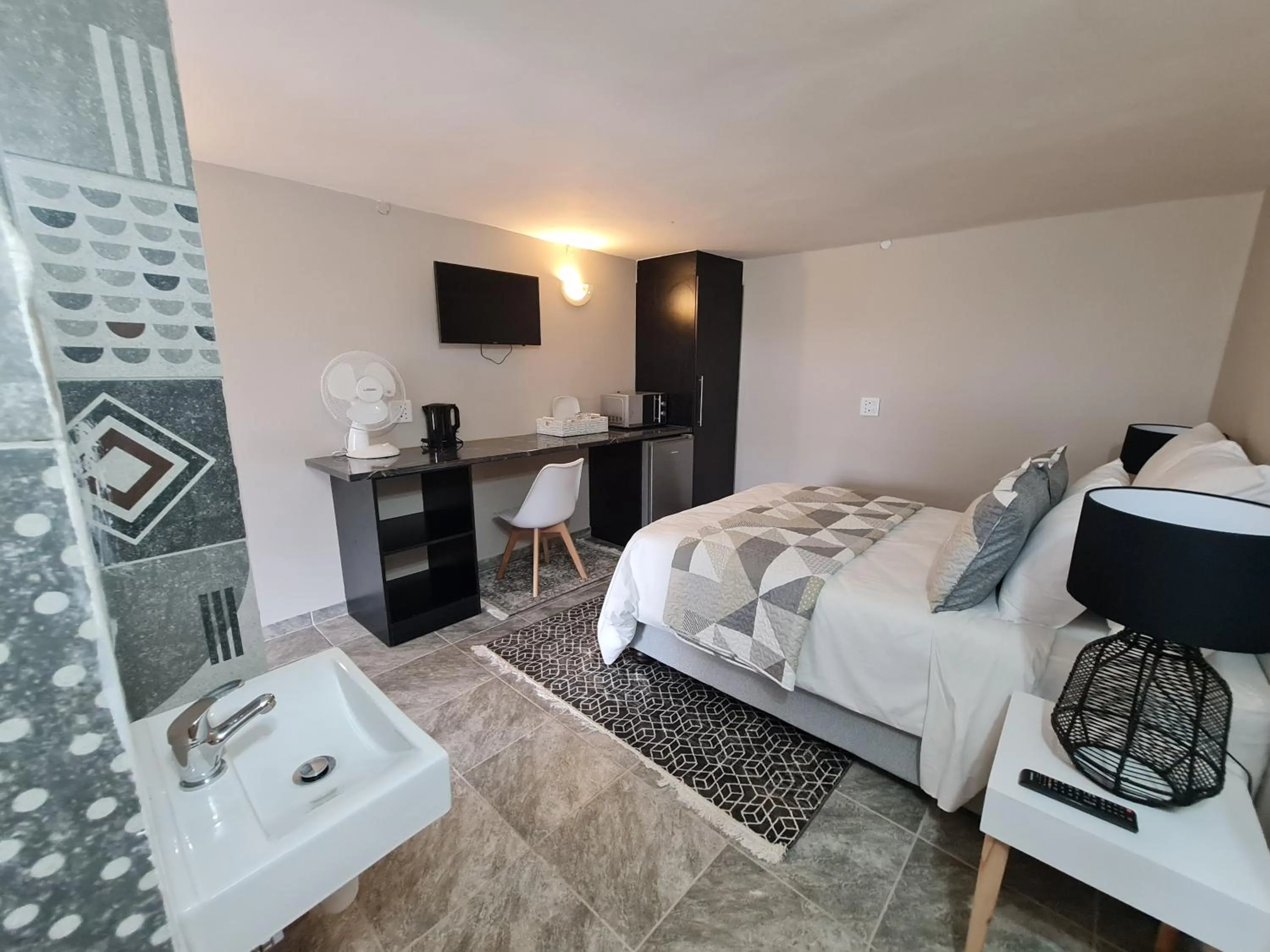 Photo of the whole room, Bed in THE THATCH HIDE