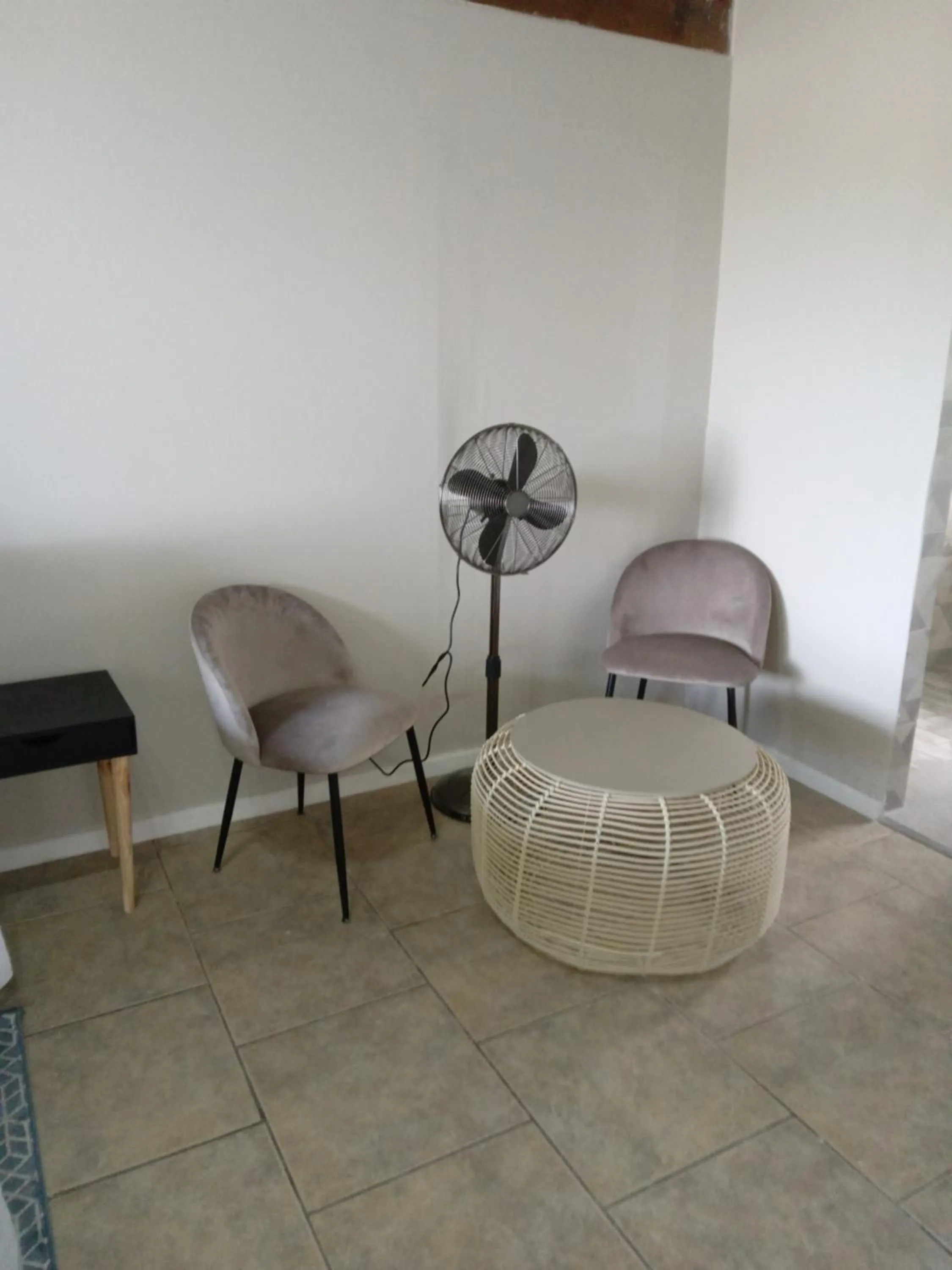 Seating area in THE THATCH HIDE