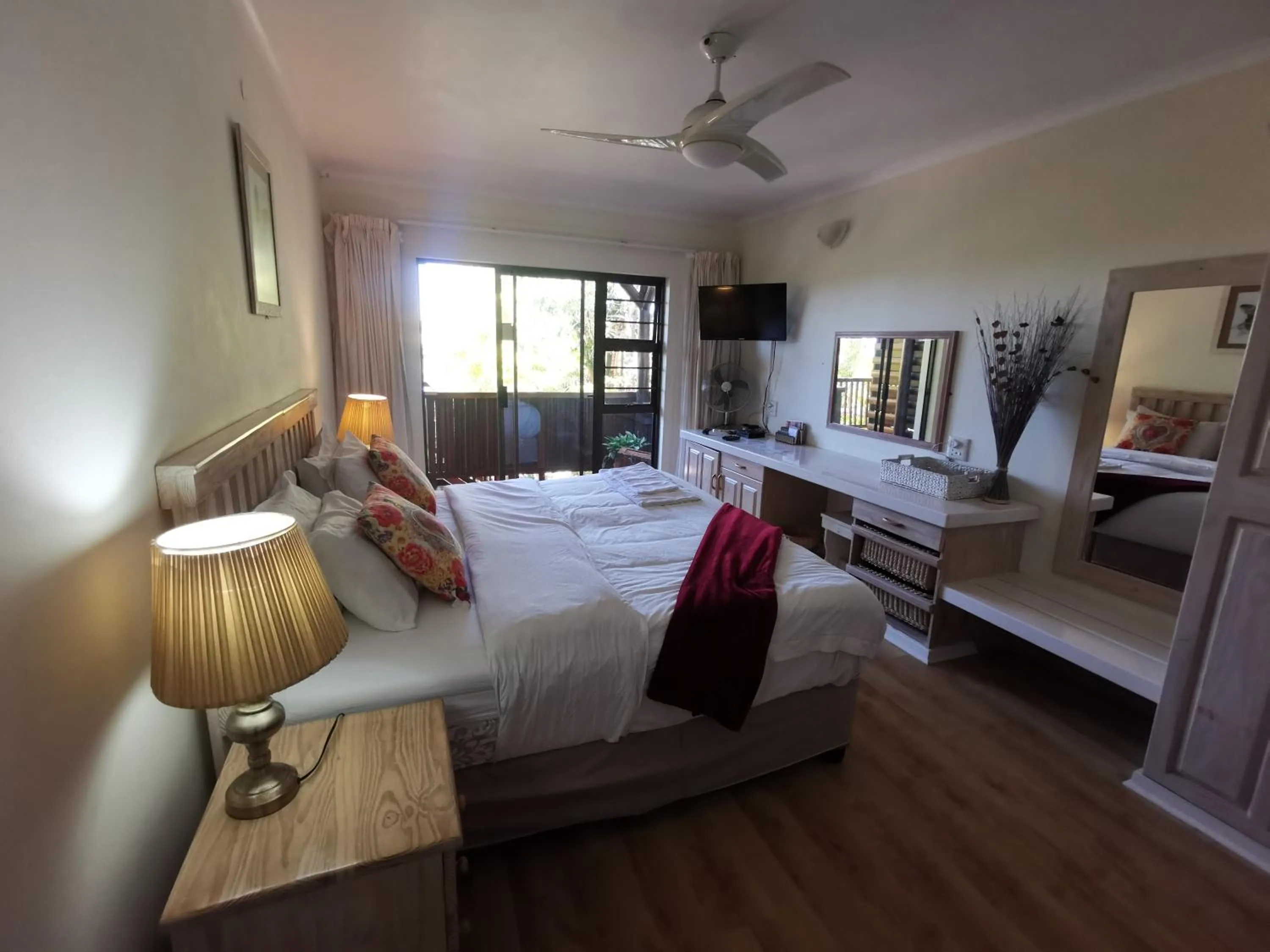 Photo of the whole room, Bed in THE THATCH HIDE