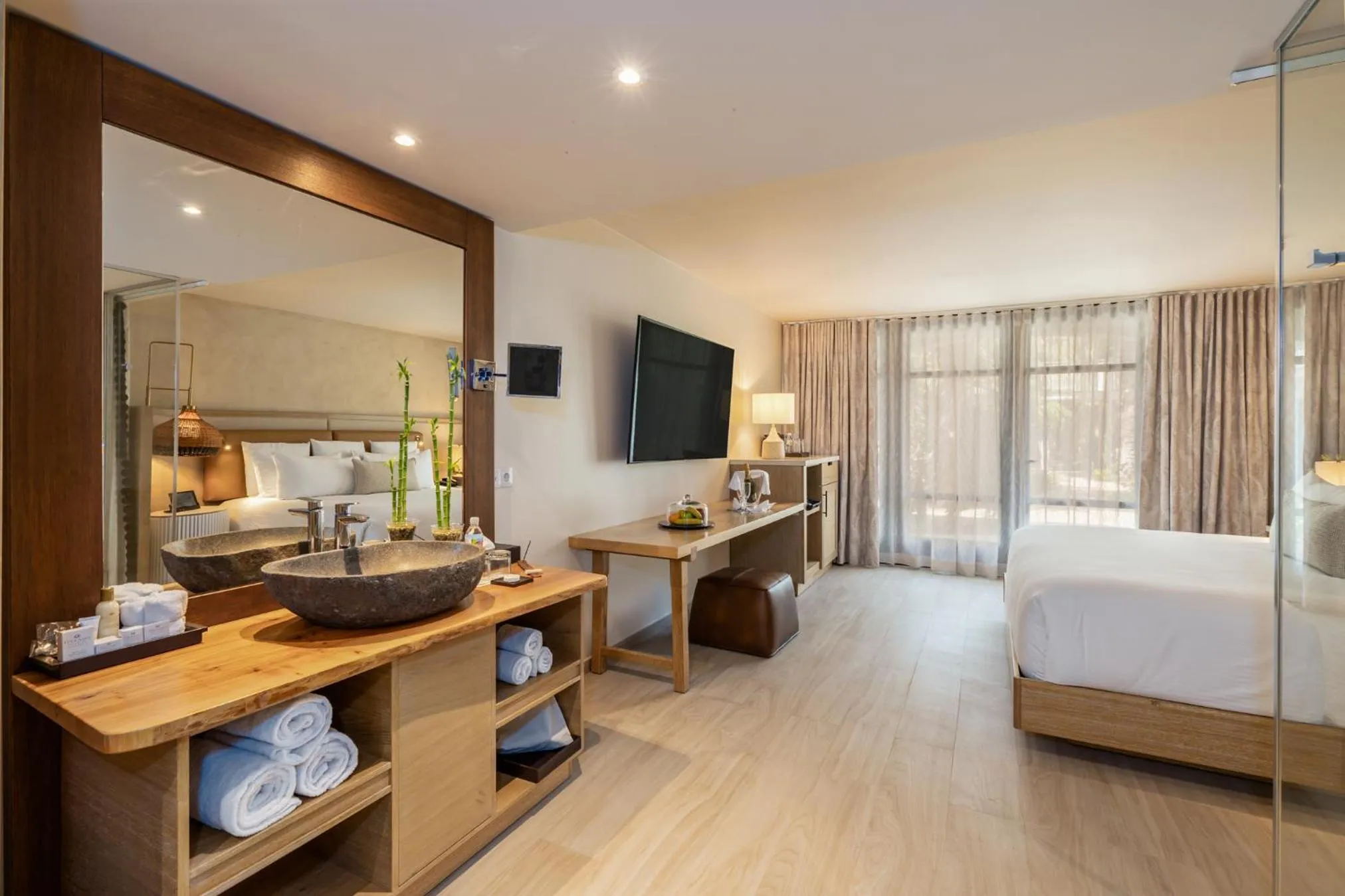 Photo of the whole room, Bed in Zoetry Curacao