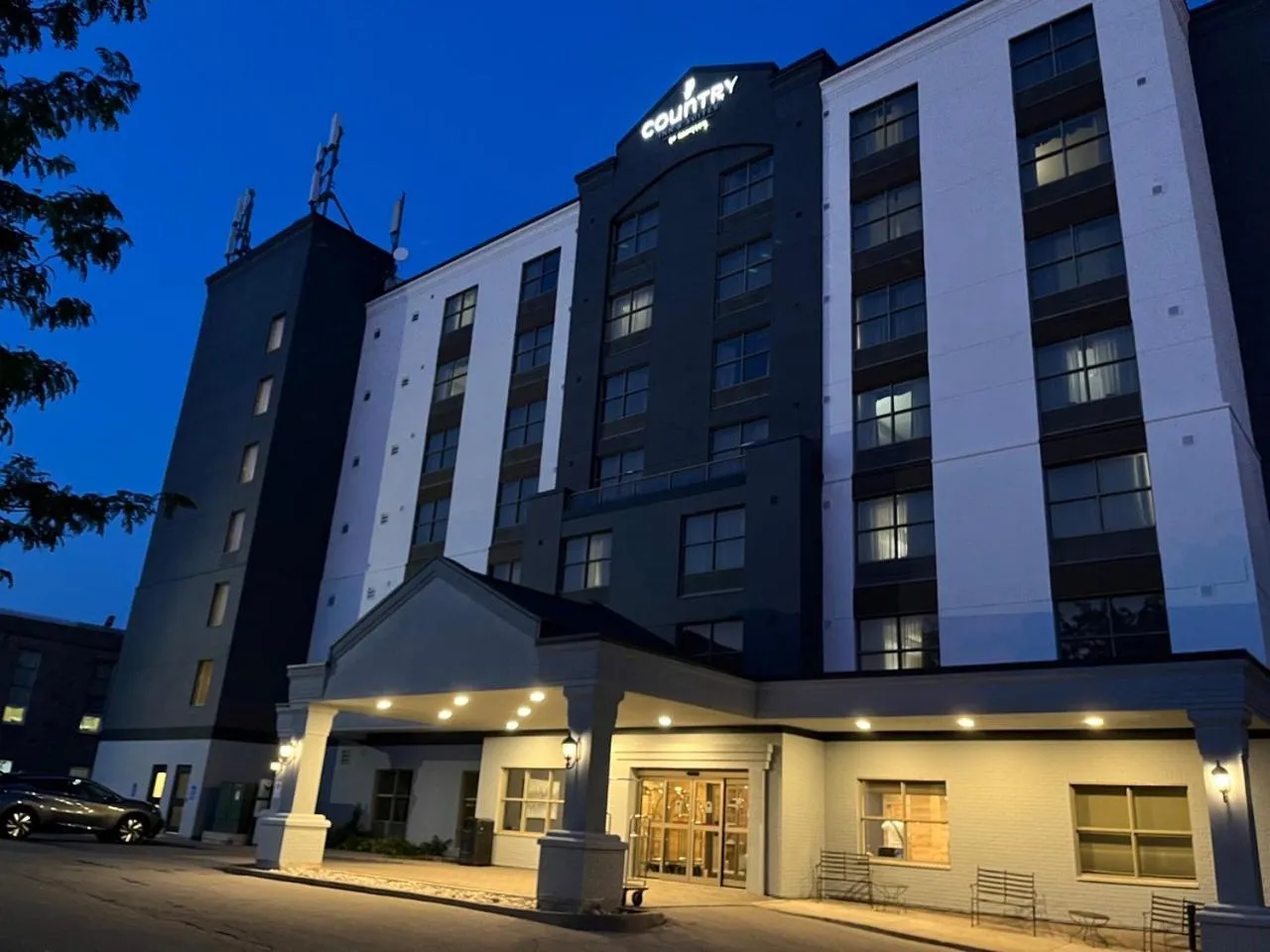 Parking in Country Inn & Suites by Radisson, Niagara Falls, ON
