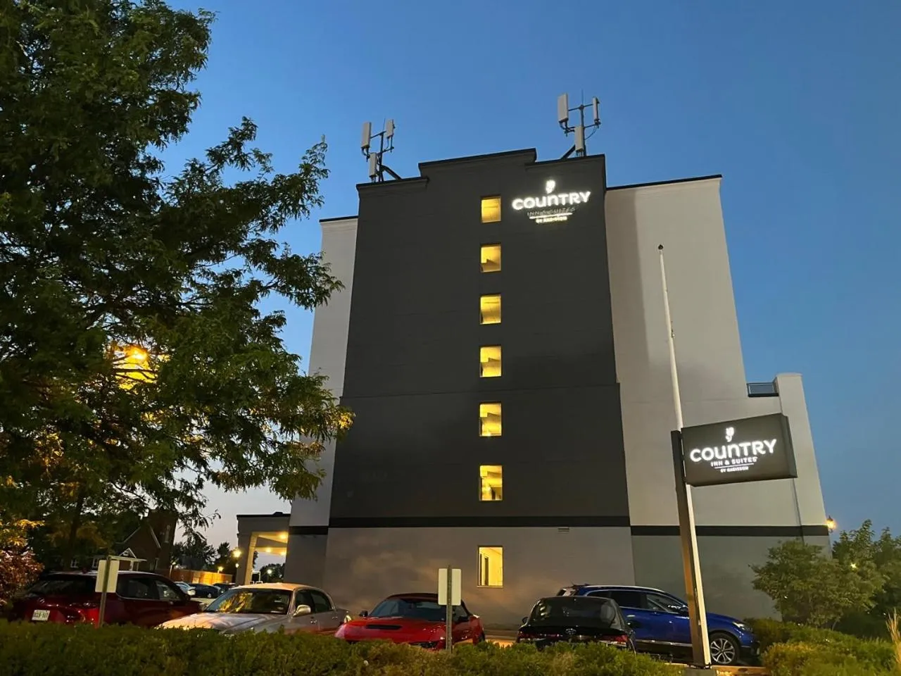 Property building in Country Inn & Suites by Radisson, Niagara Falls, ON