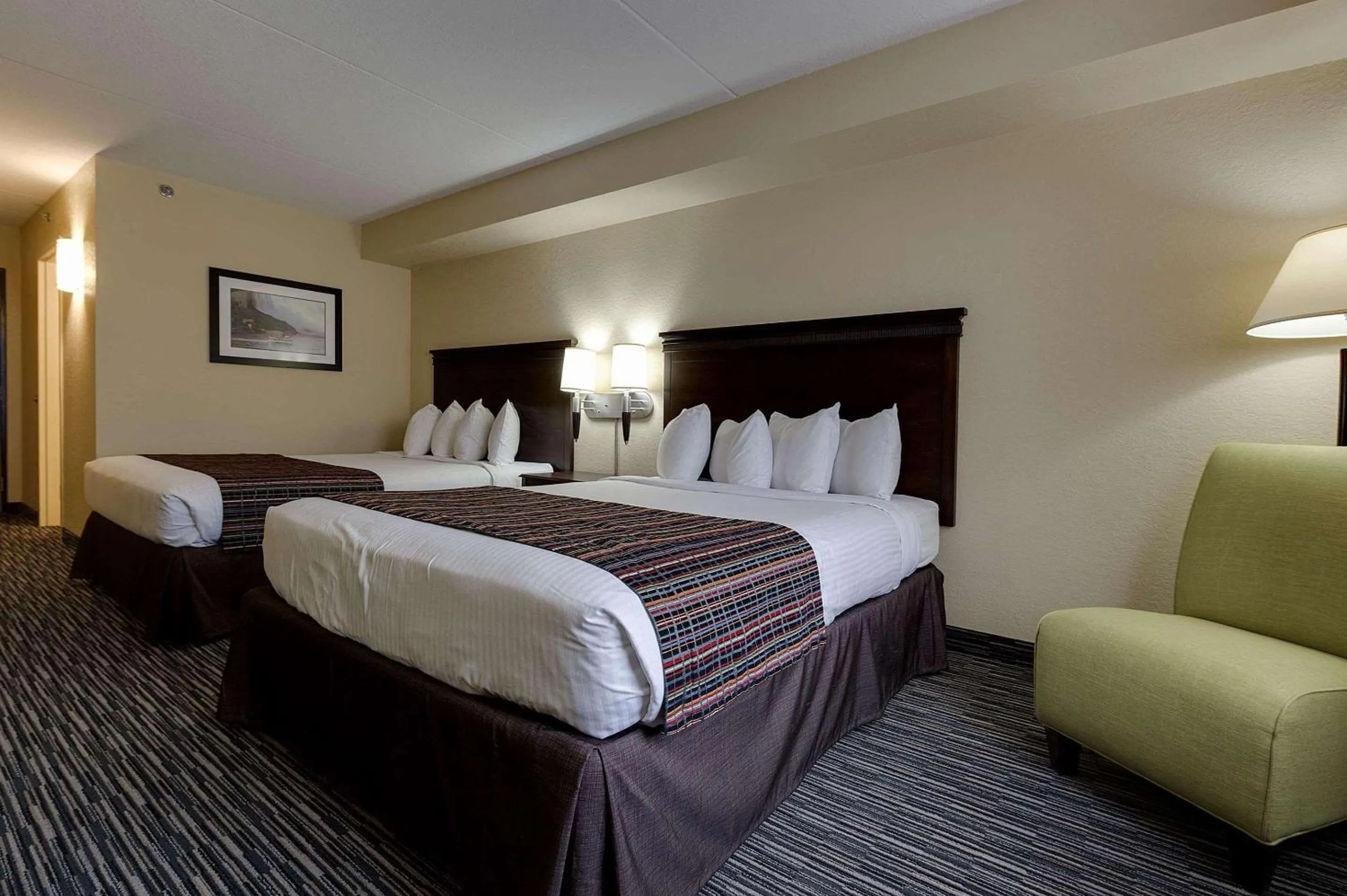 Bedroom, Bed in Country Inn & Suites by Radisson, Niagara Falls, ON