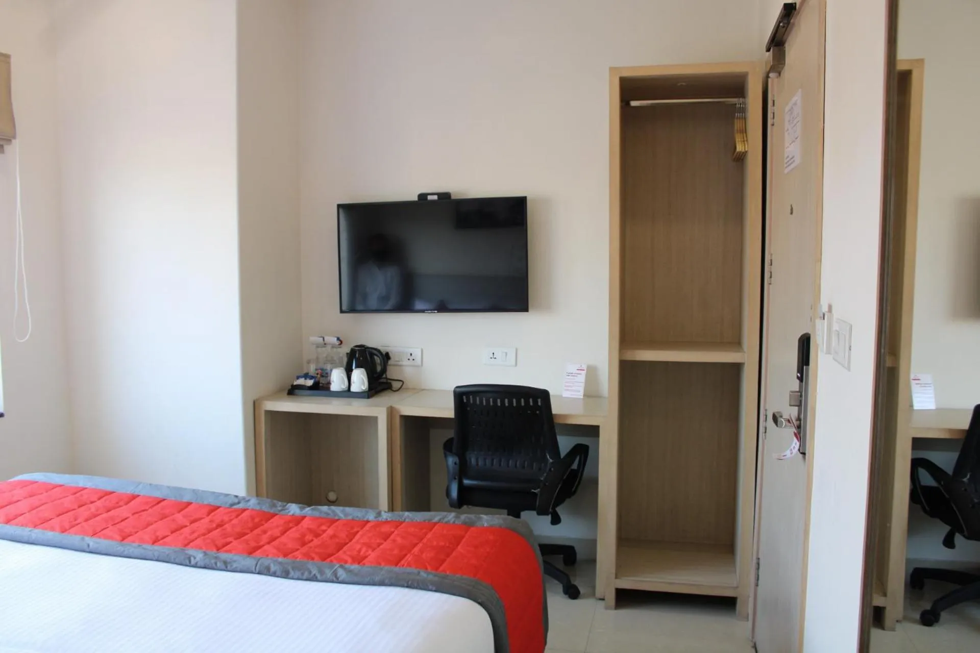 TV and multimedia, Bed in Sagar Hotel JUST 5 MIN FROM GOLDEN TEMPLE