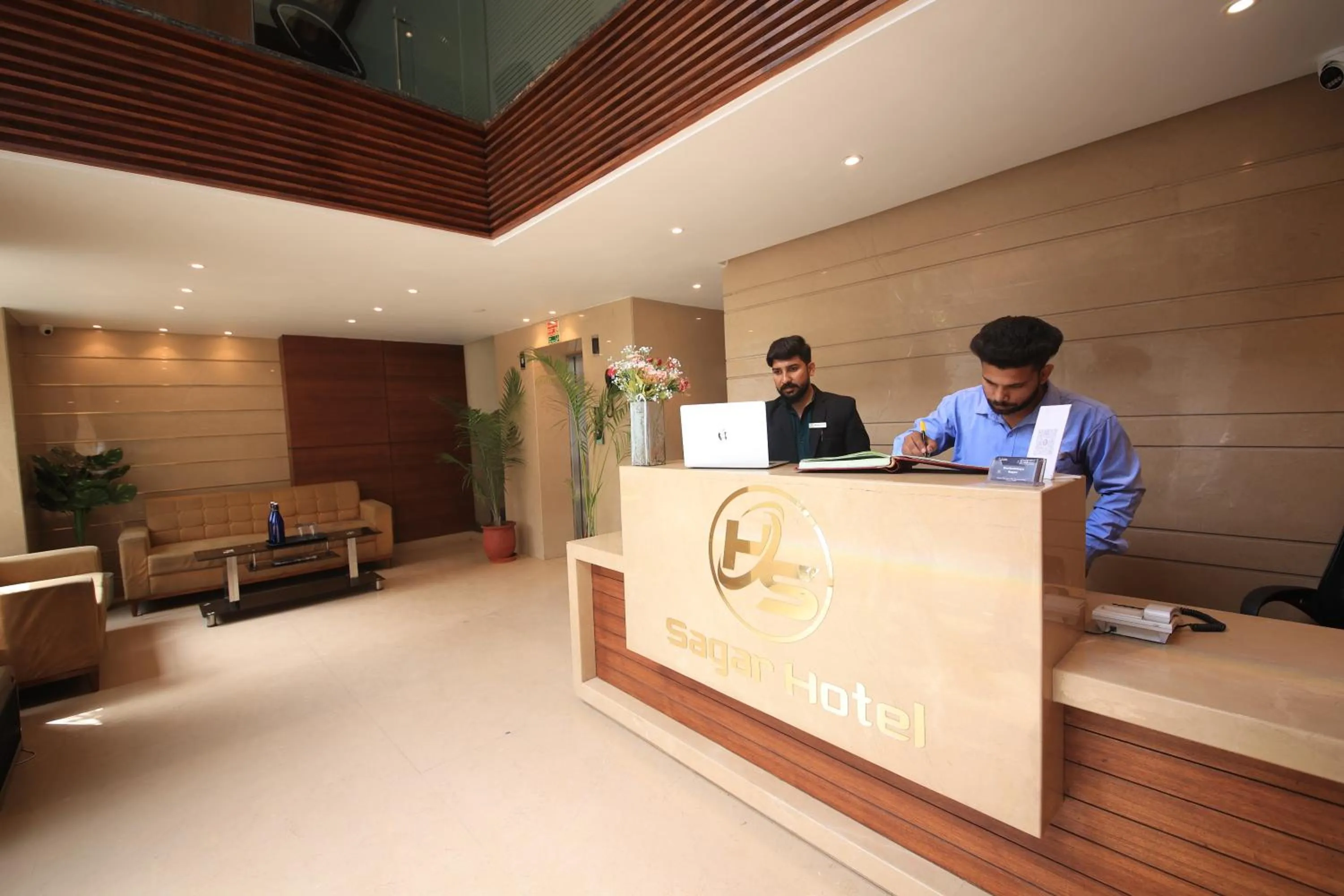 Lobby or reception in Sagar Hotel JUST 5 MIN FROM GOLDEN TEMPLE