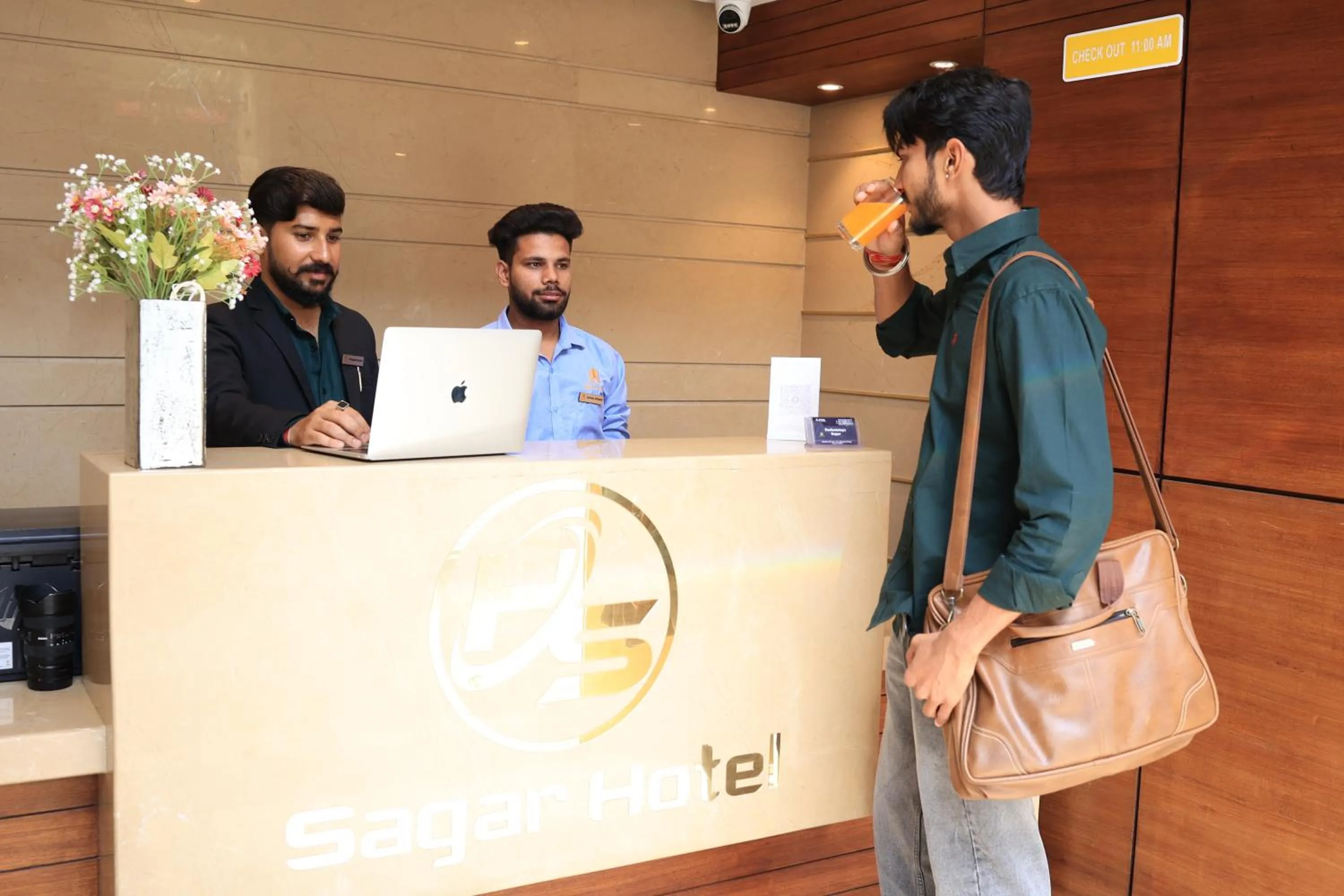 Lobby or reception in Sagar Hotel JUST 5 MIN FROM GOLDEN TEMPLE