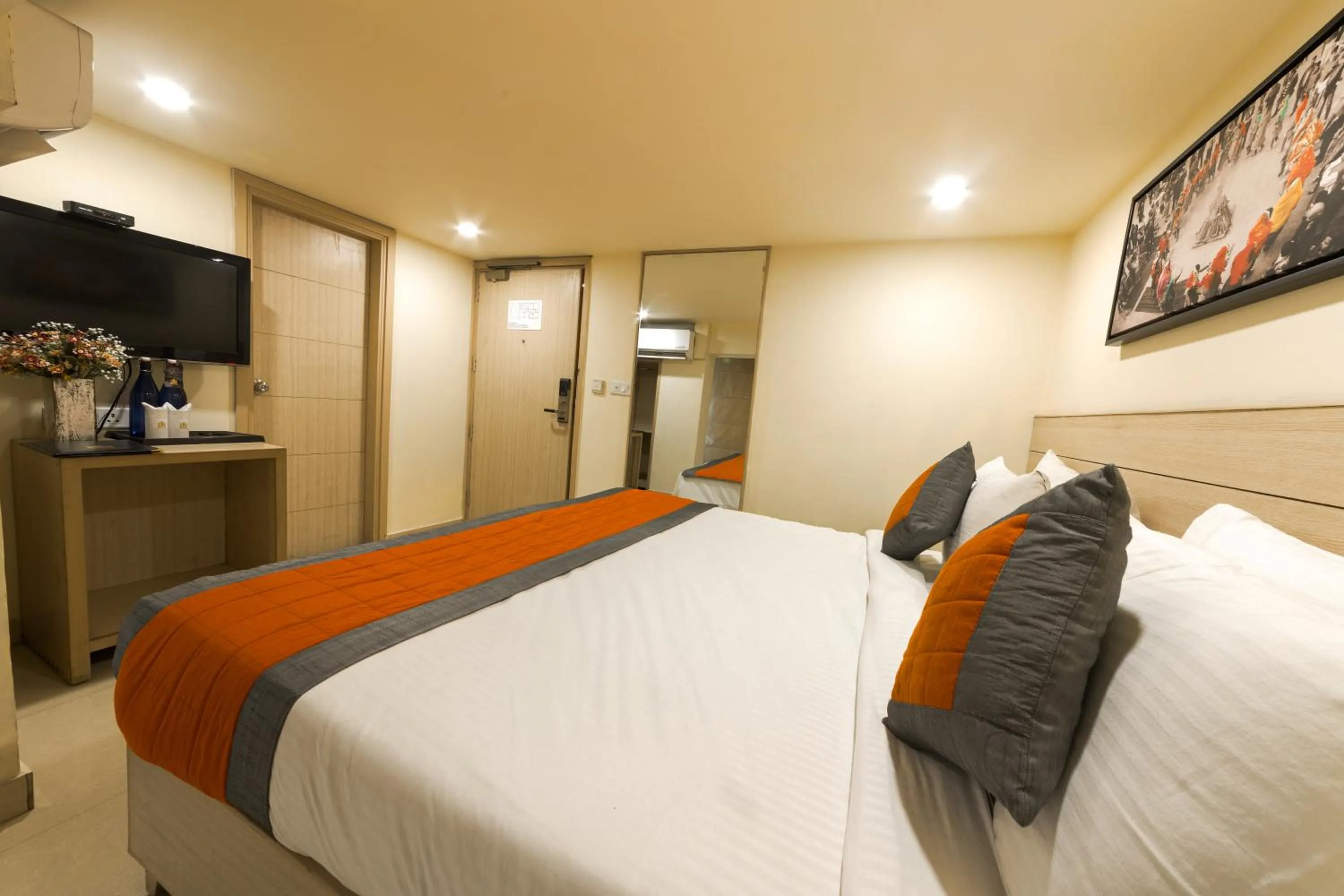 TV and multimedia, Bed in Sagar Hotel JUST 5 MIN FROM GOLDEN TEMPLE