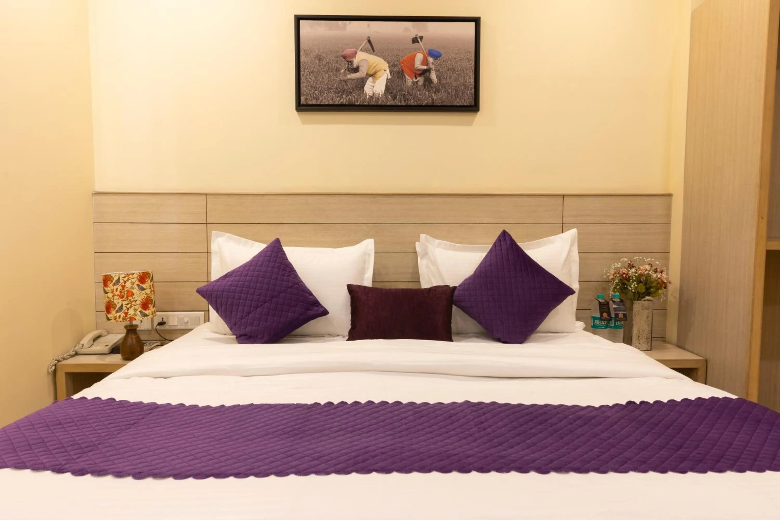 Bed in Sagar Hotel JUST 5 MIN FROM GOLDEN TEMPLE