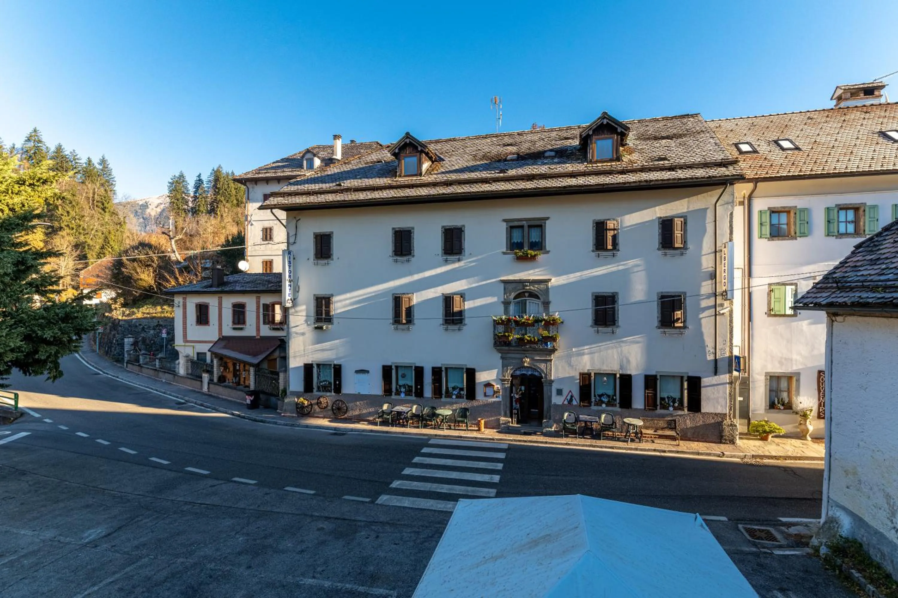 Property building in Albergo Alle Alpi