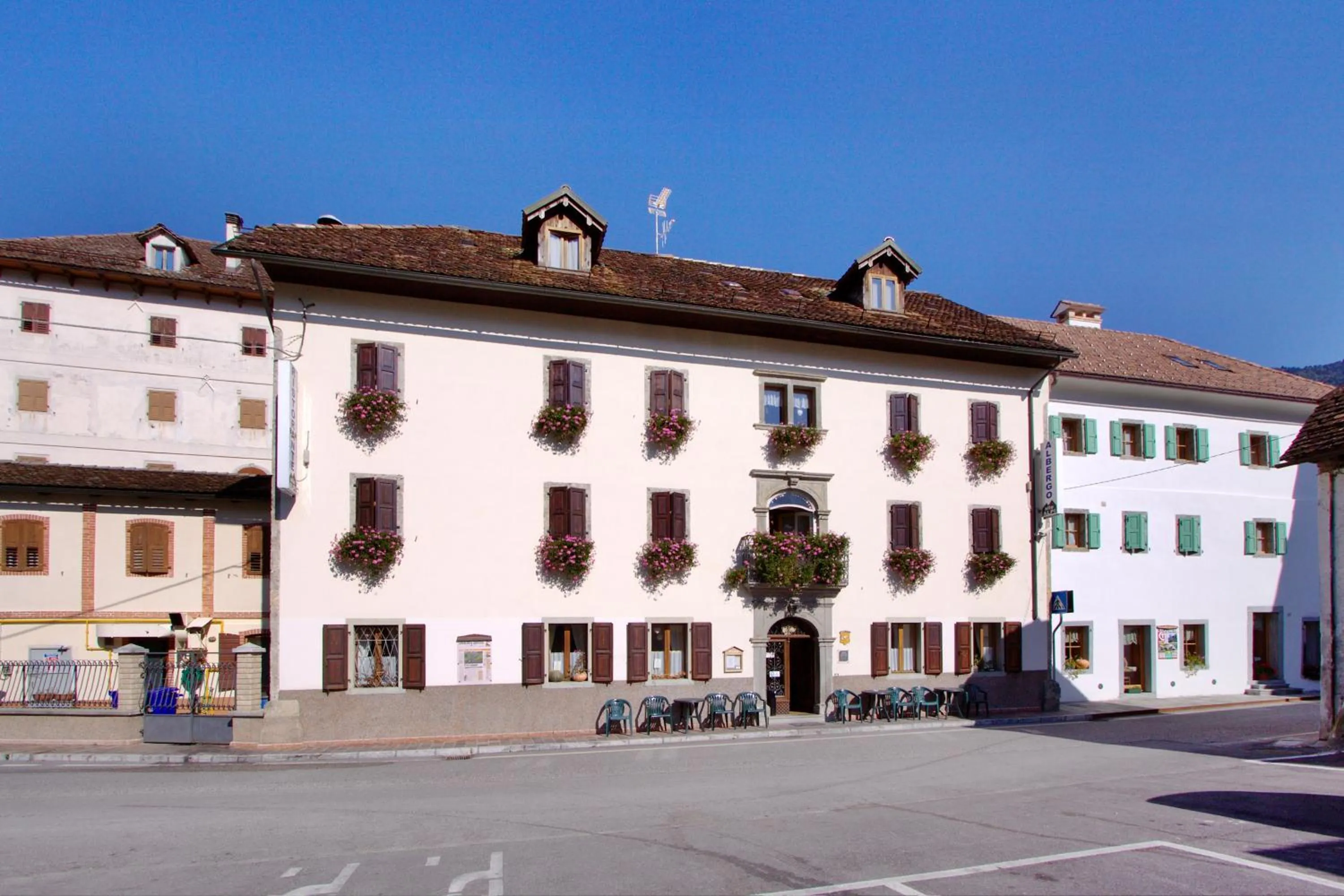 Facade/entrance in Albergo Alle Alpi