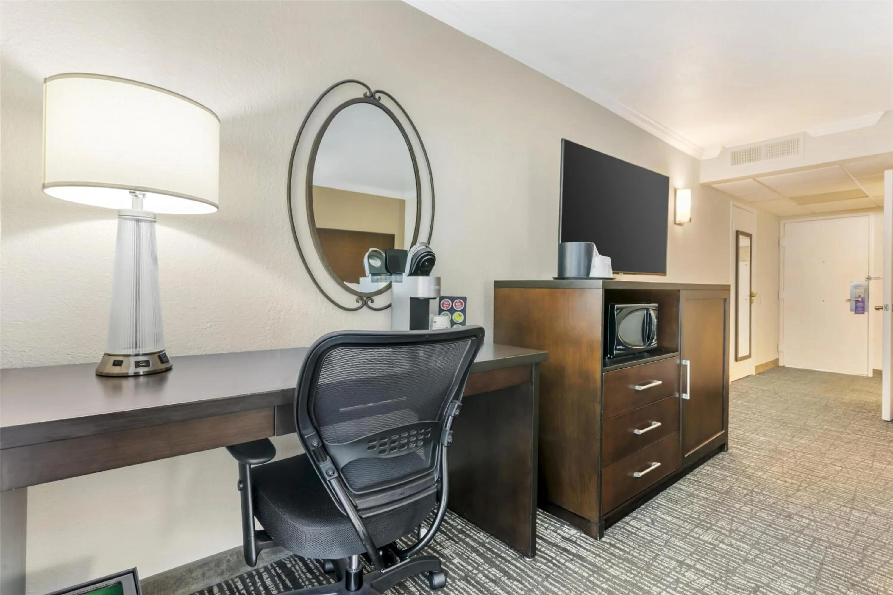 Bedroom in Best Western Plus Garden Court Inn