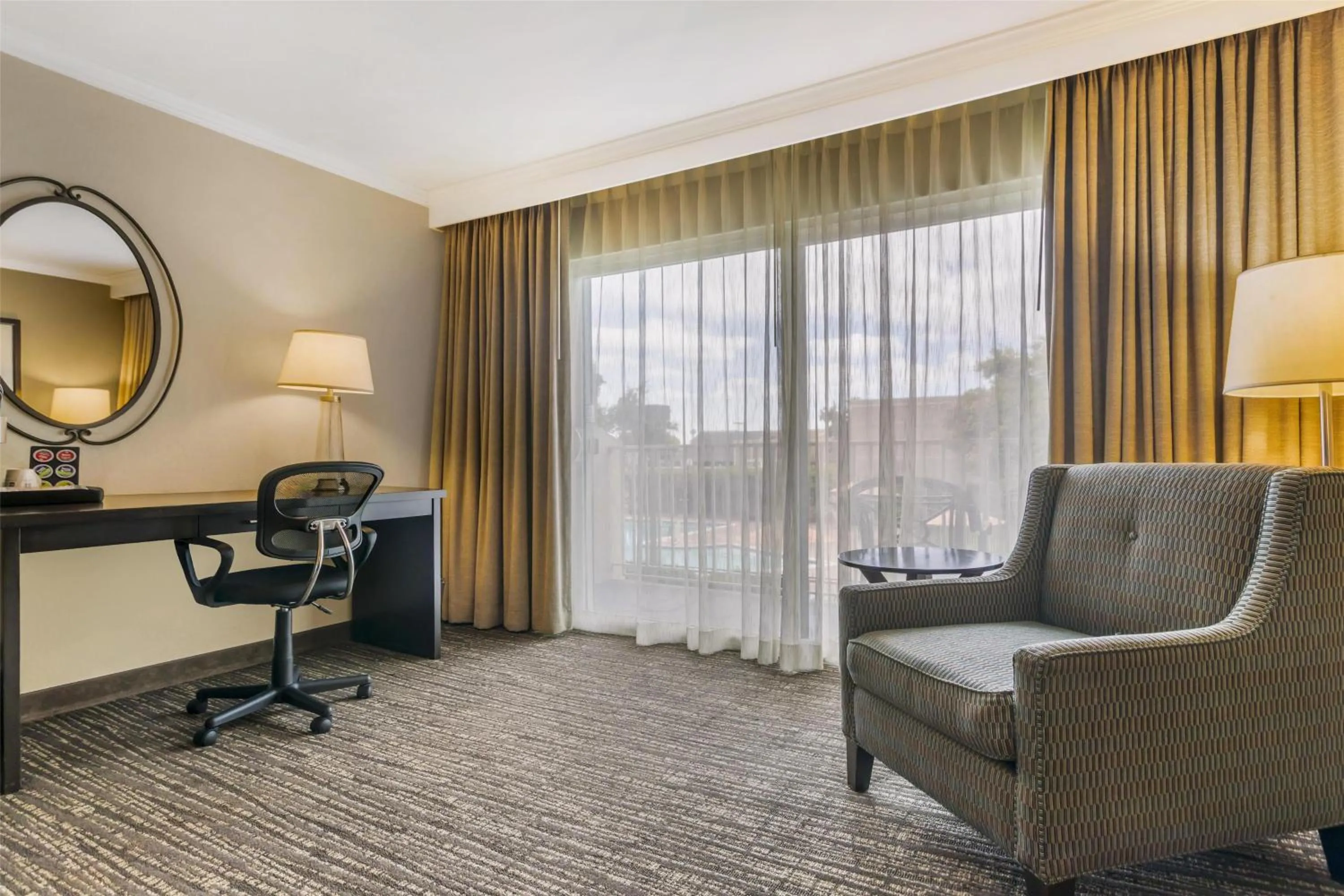 Bedroom in Best Western Plus Garden Court Inn