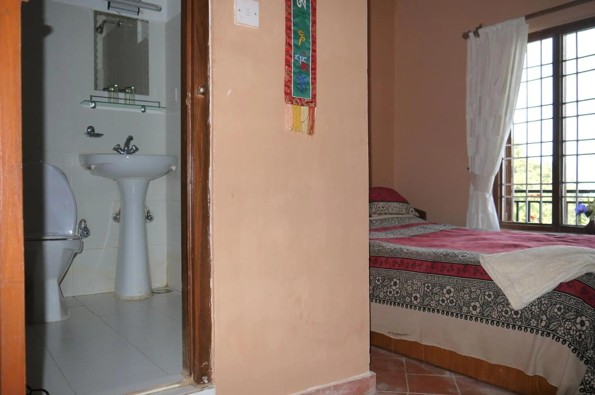 Photo of the whole room, Bed in Peace Dragon Lodge