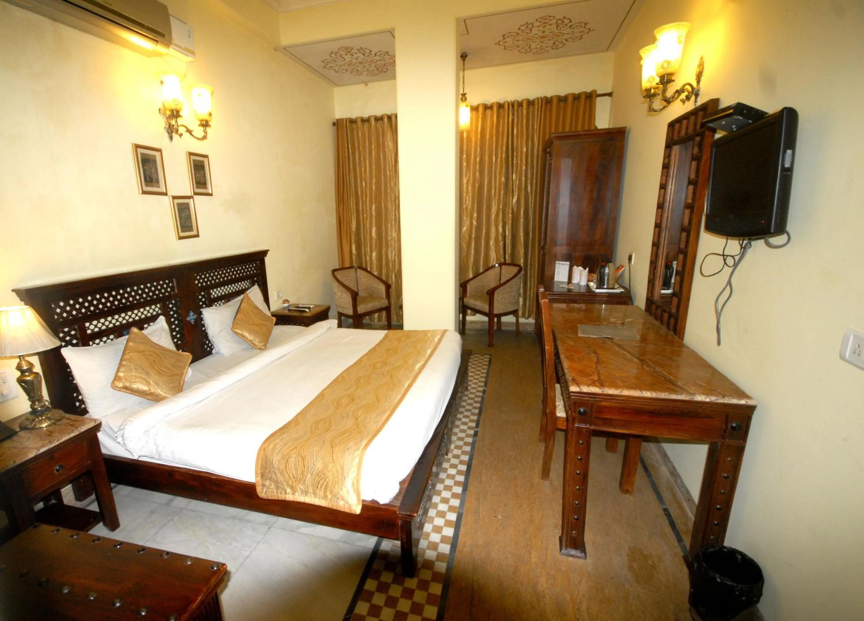 Bedroom, Bed in Rajputana Haveli - Jaipur