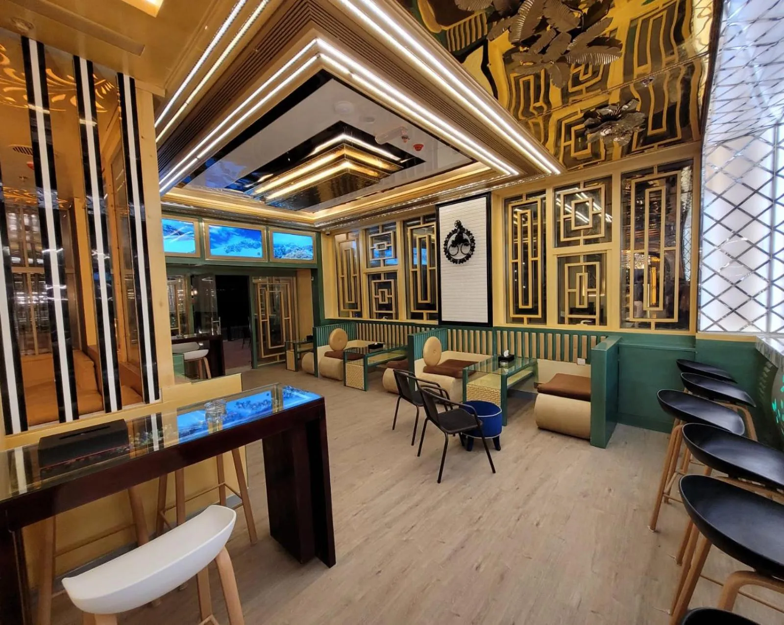 Restaurant/places to eat in Camphor Hotel