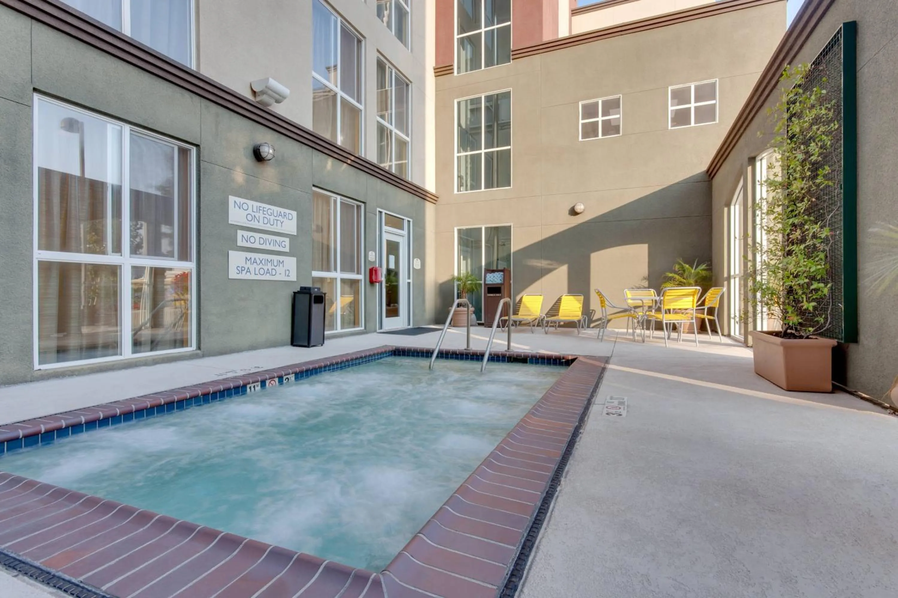 Swimming pool in Fairfield Inn & Suites by Marriott San Francisco Airport