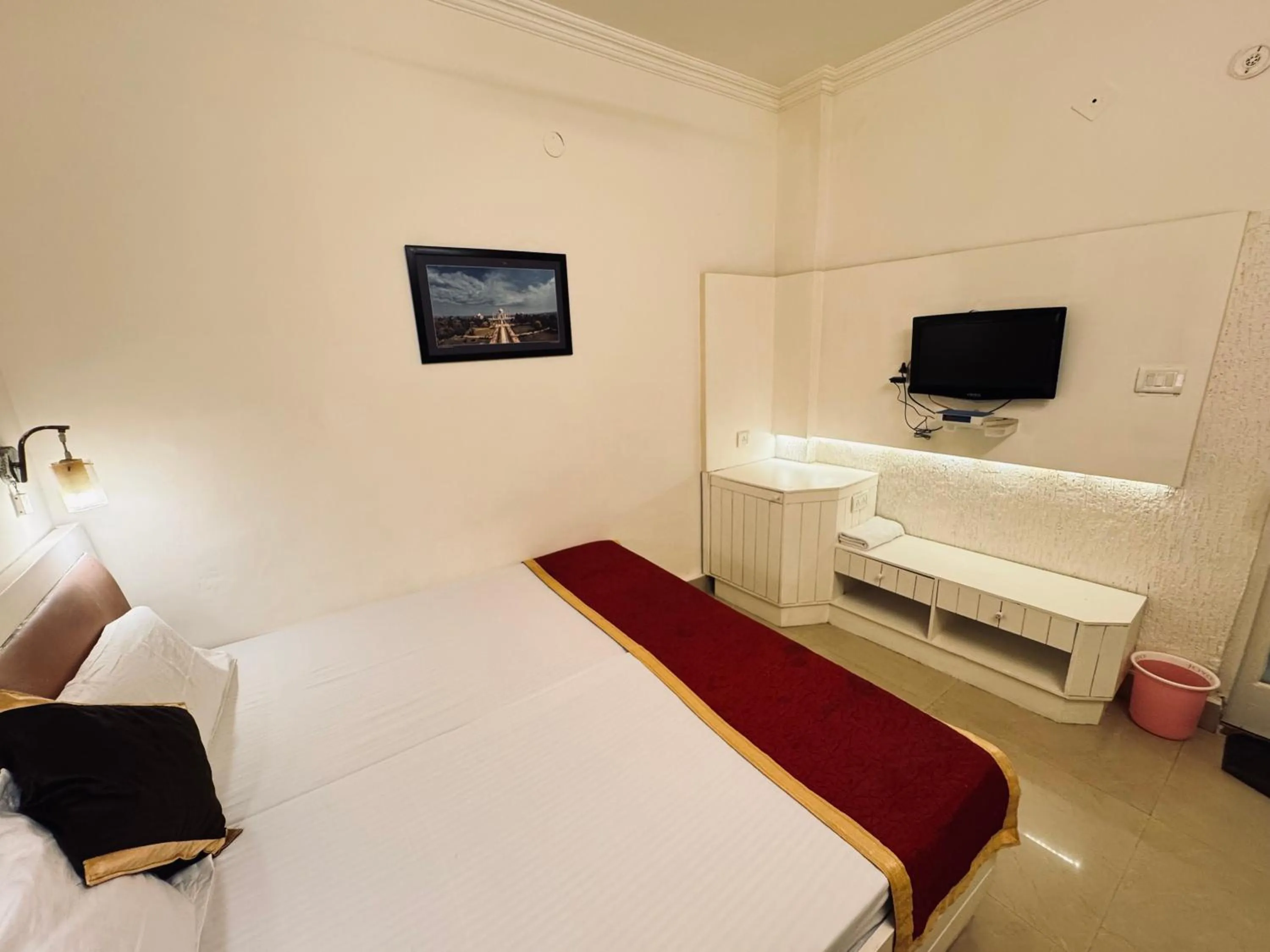 Bed in Hotel Kamal Nearest To Taj Mahal