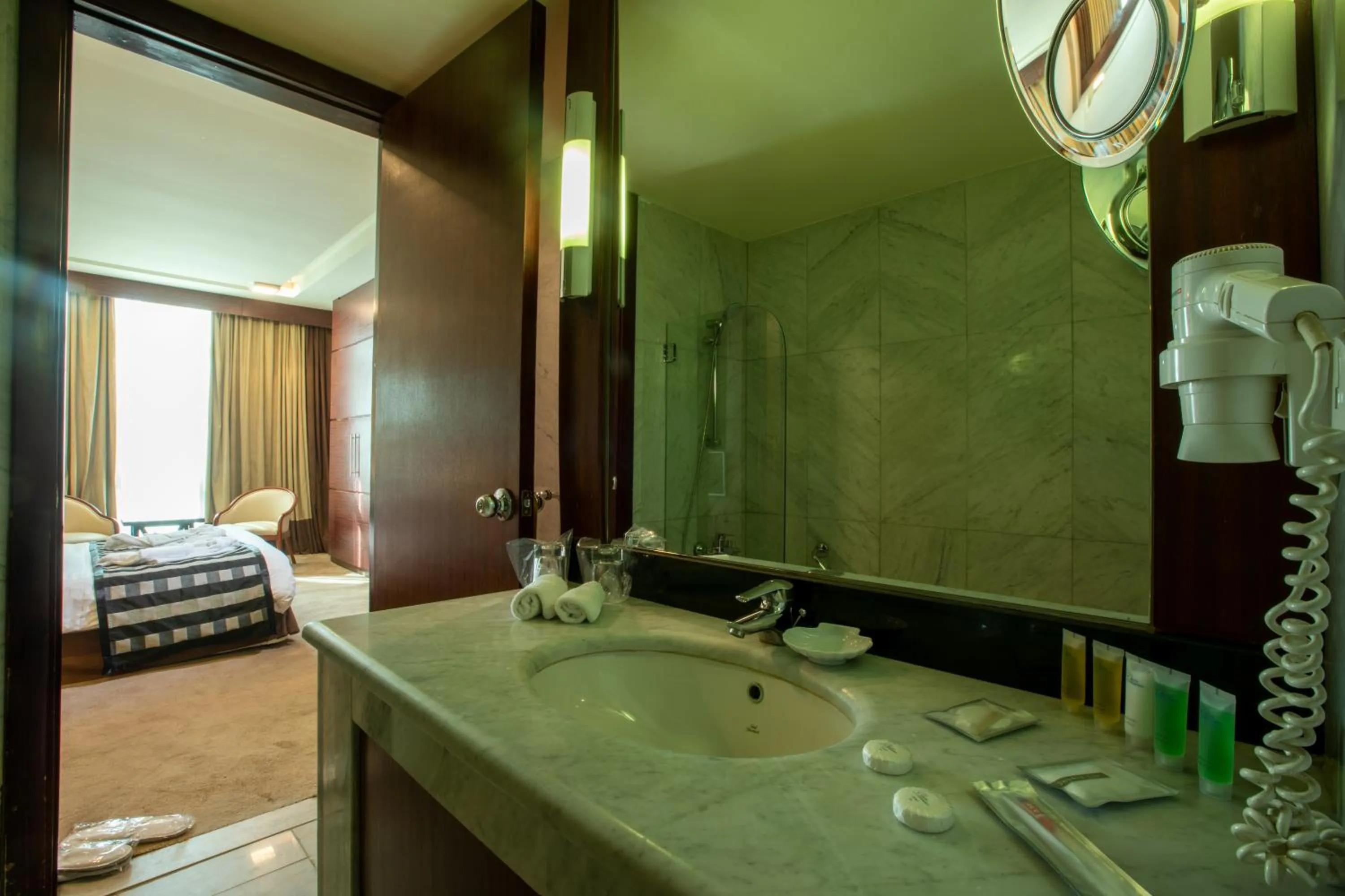 Bathroom, Bed in Century Park Hotel